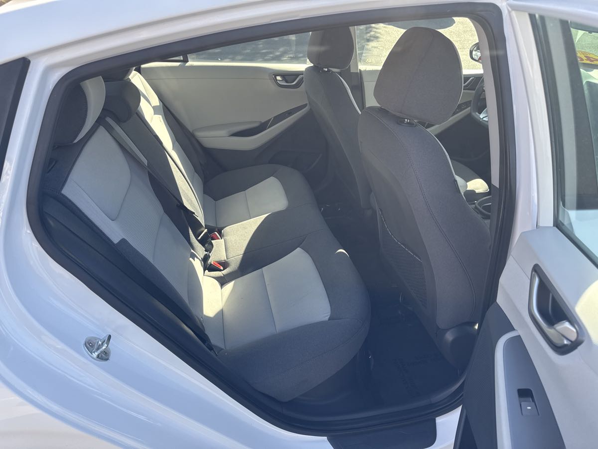 Photo 24 of this Hyundai Ioniq Hybrid