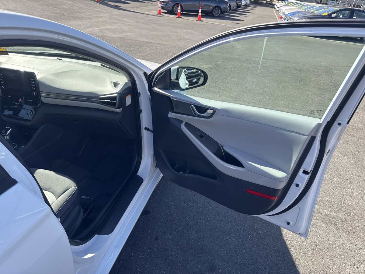 Photo 25 of this Hyundai Ioniq Hybrid