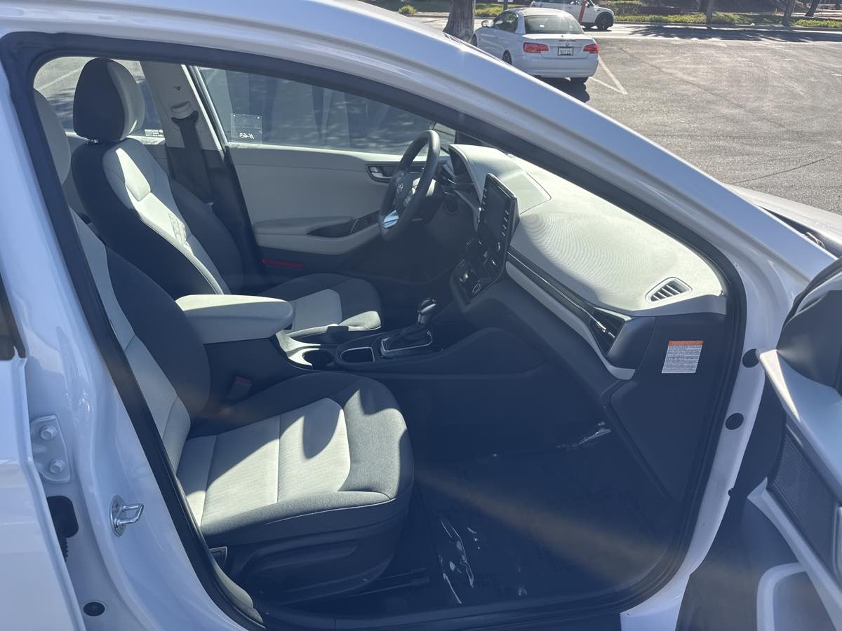 Photo 26 of this Hyundai Ioniq Hybrid