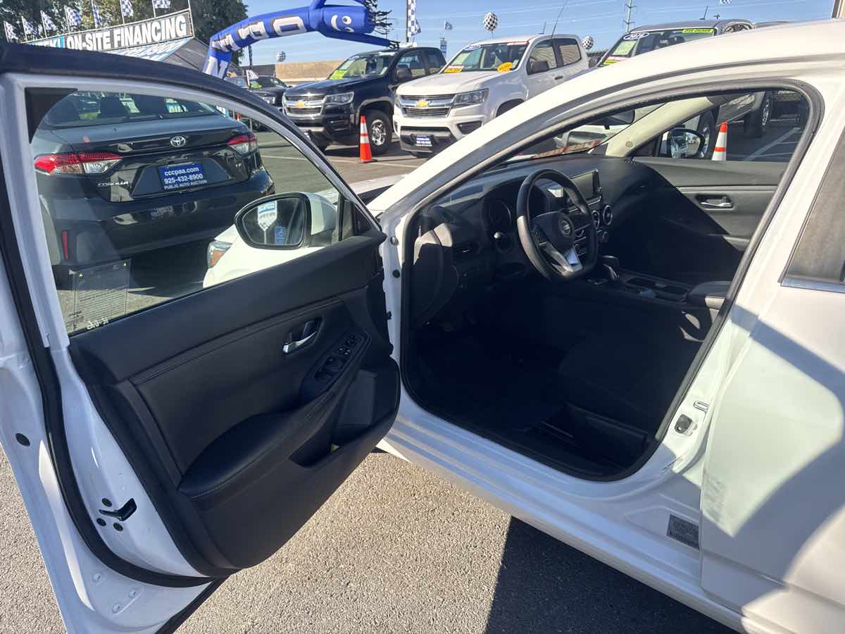 Photo 5 of this Nissan Sentra