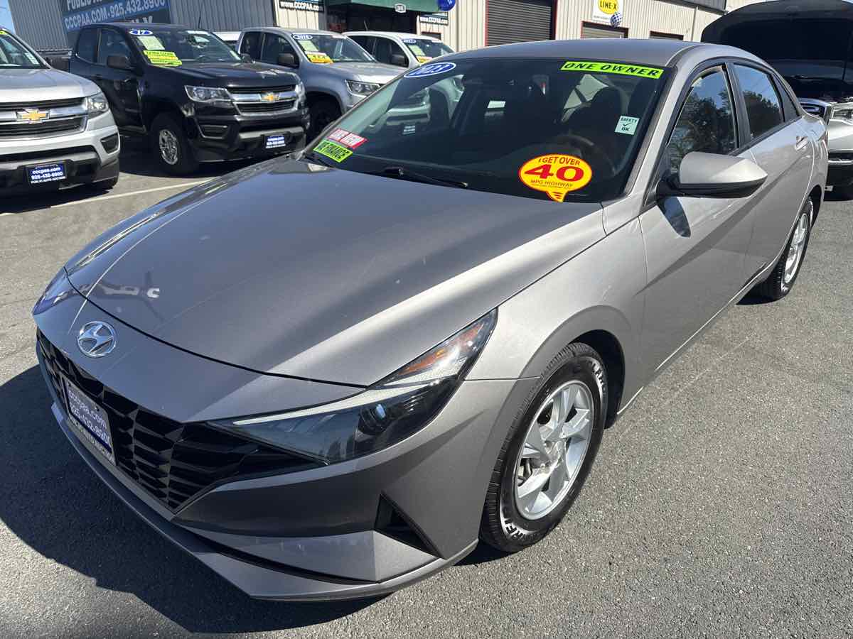Photo 31 of this Hyundai Elantra