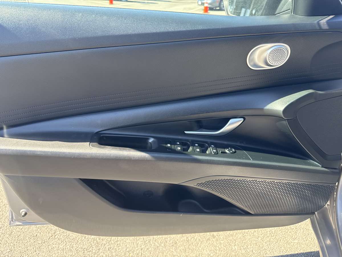 Photo 11 of this Hyundai Elantra