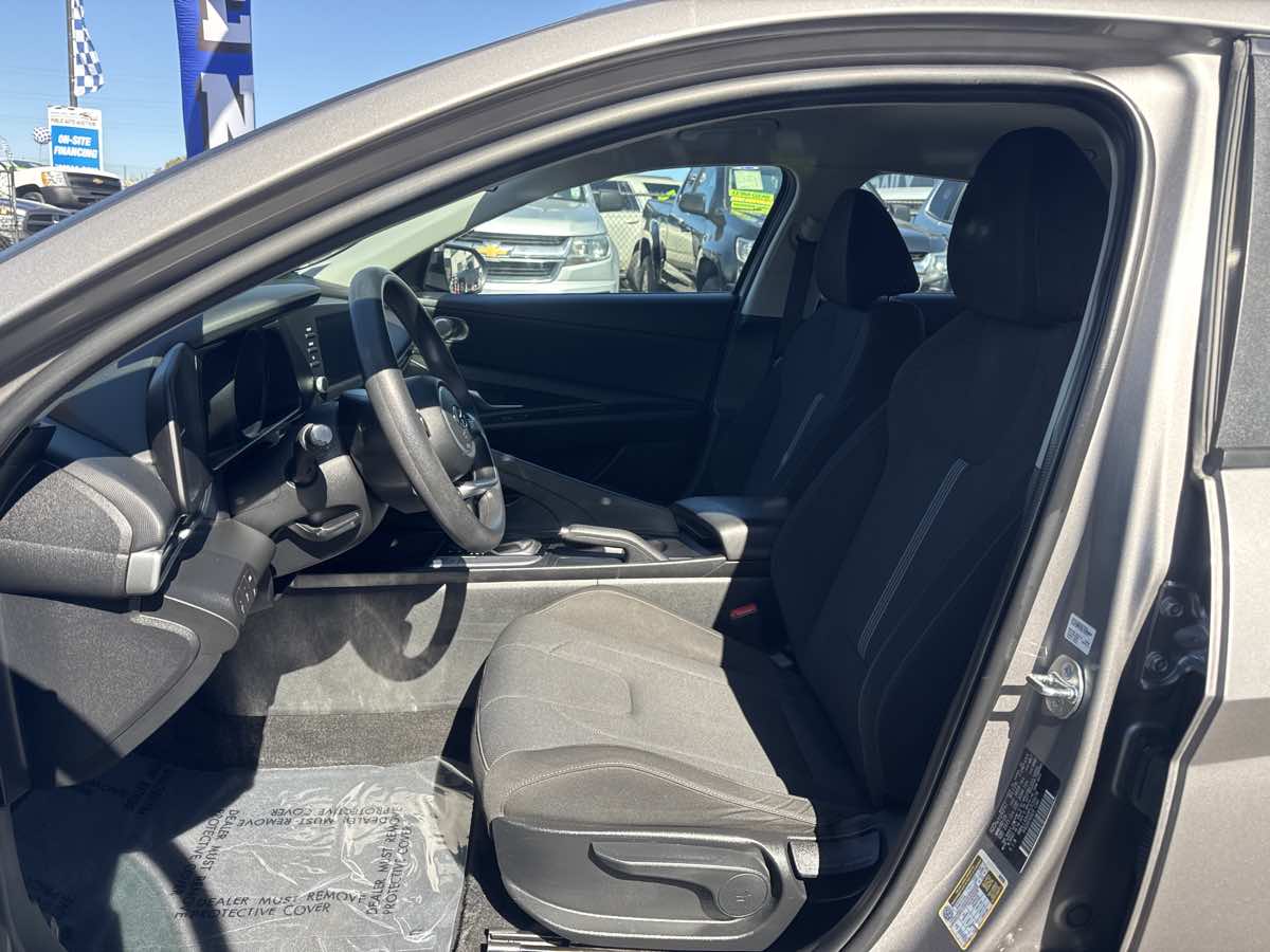 Photo 2 of this Hyundai Elantra