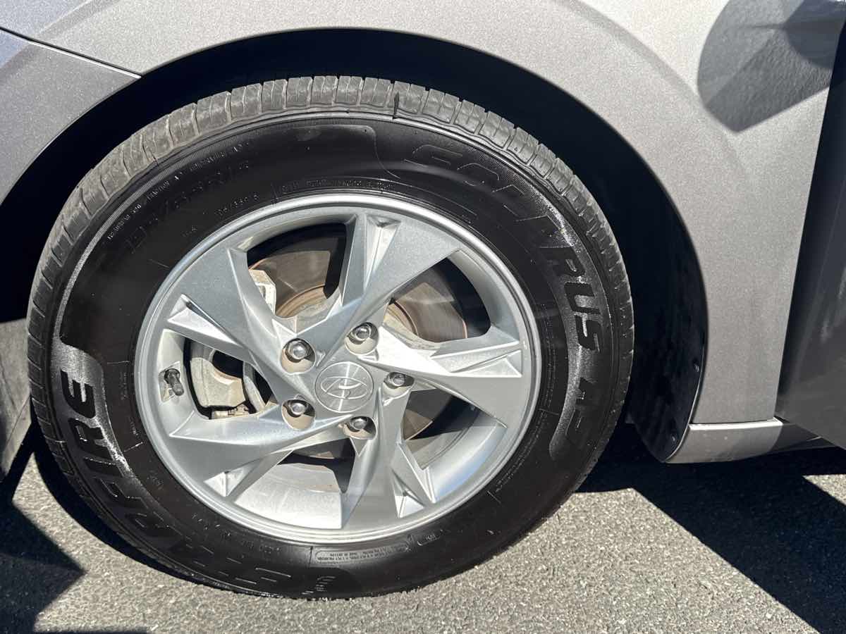 Photo 13 of this Hyundai Elantra