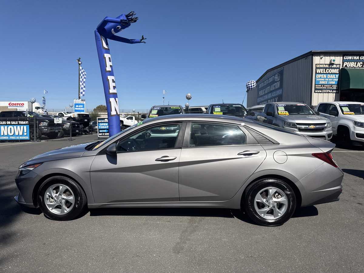 Photo 14 of this Hyundai Elantra