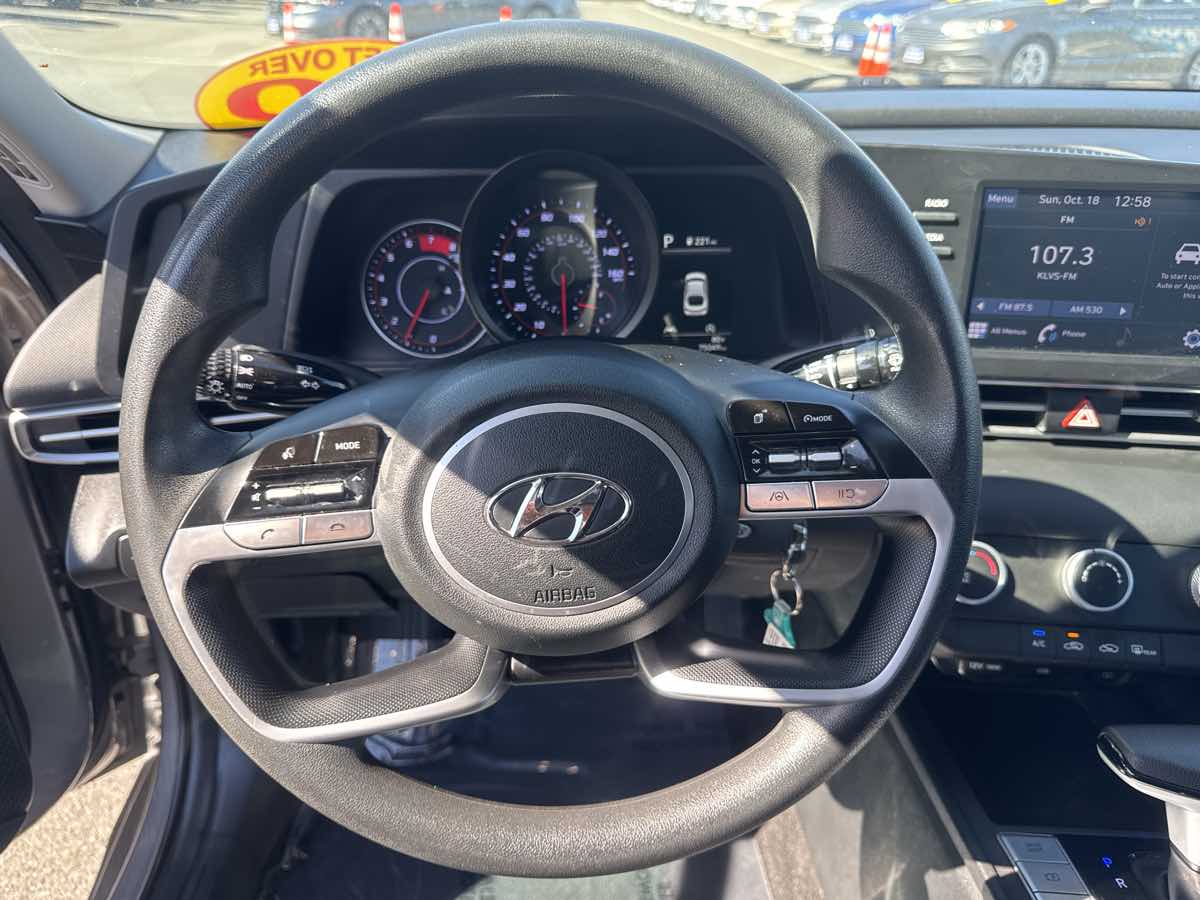 Photo 3 of this Hyundai Elantra