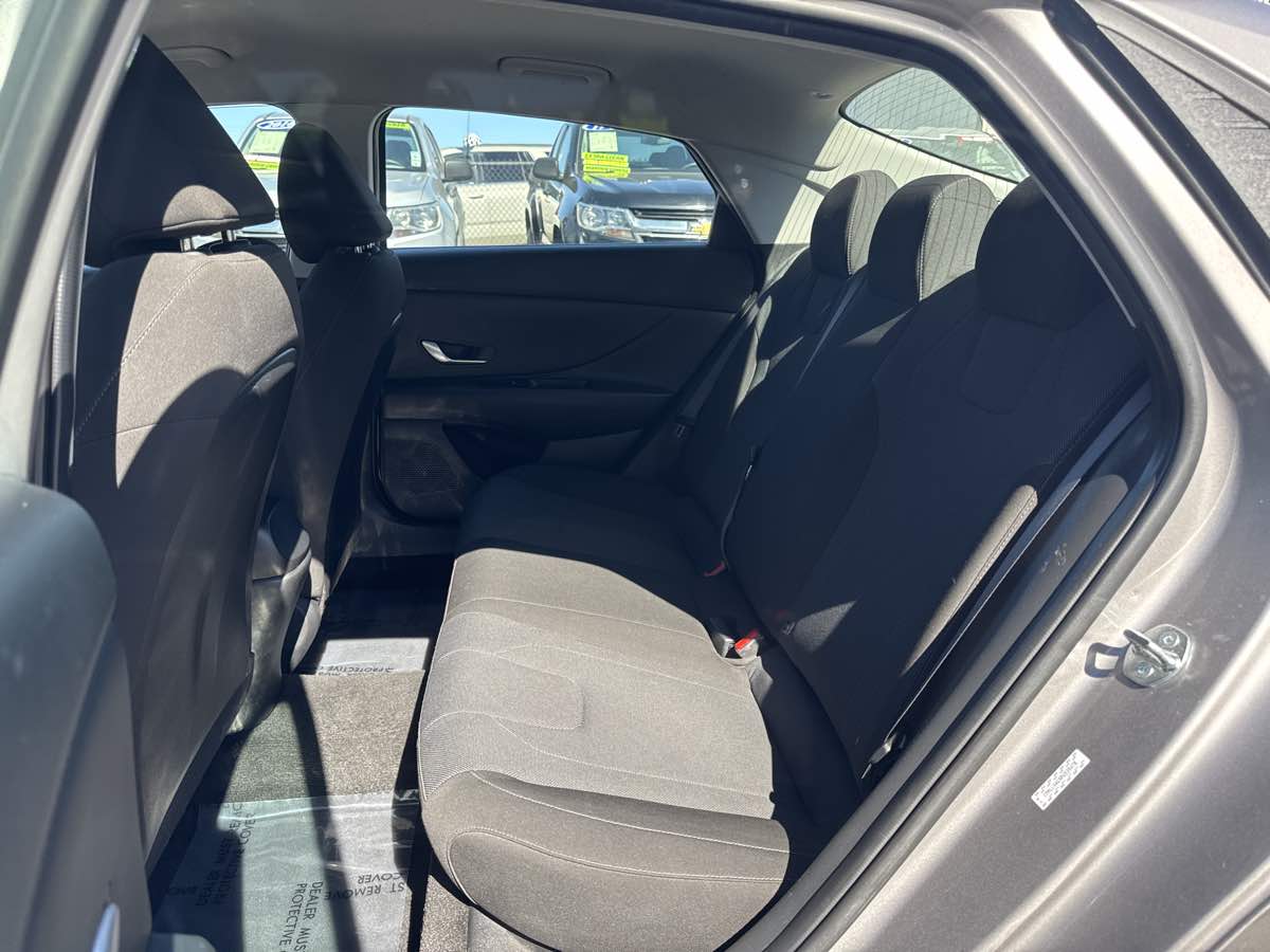 Photo 15 of this Hyundai Elantra