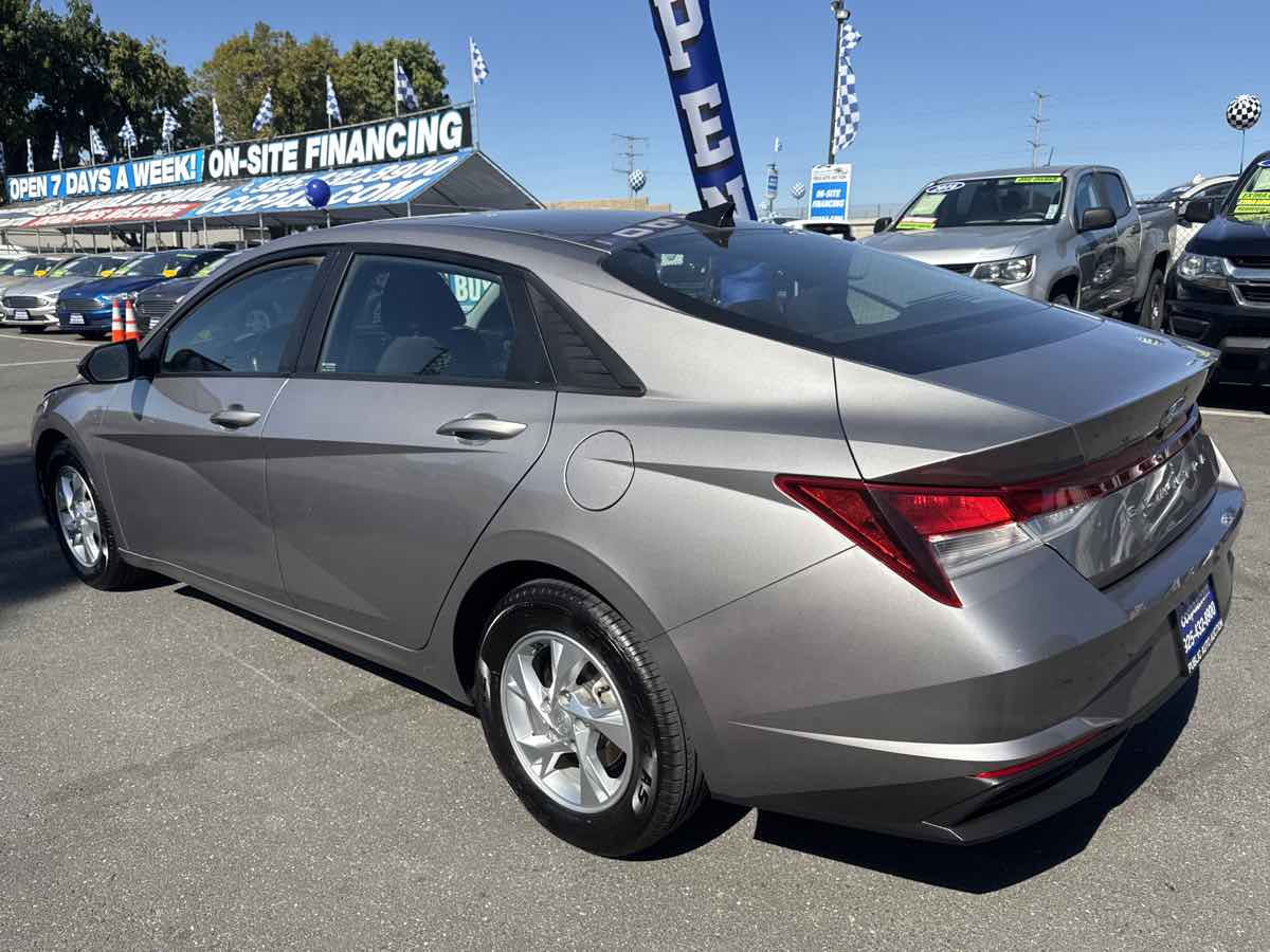 Photo 16 of this Hyundai Elantra