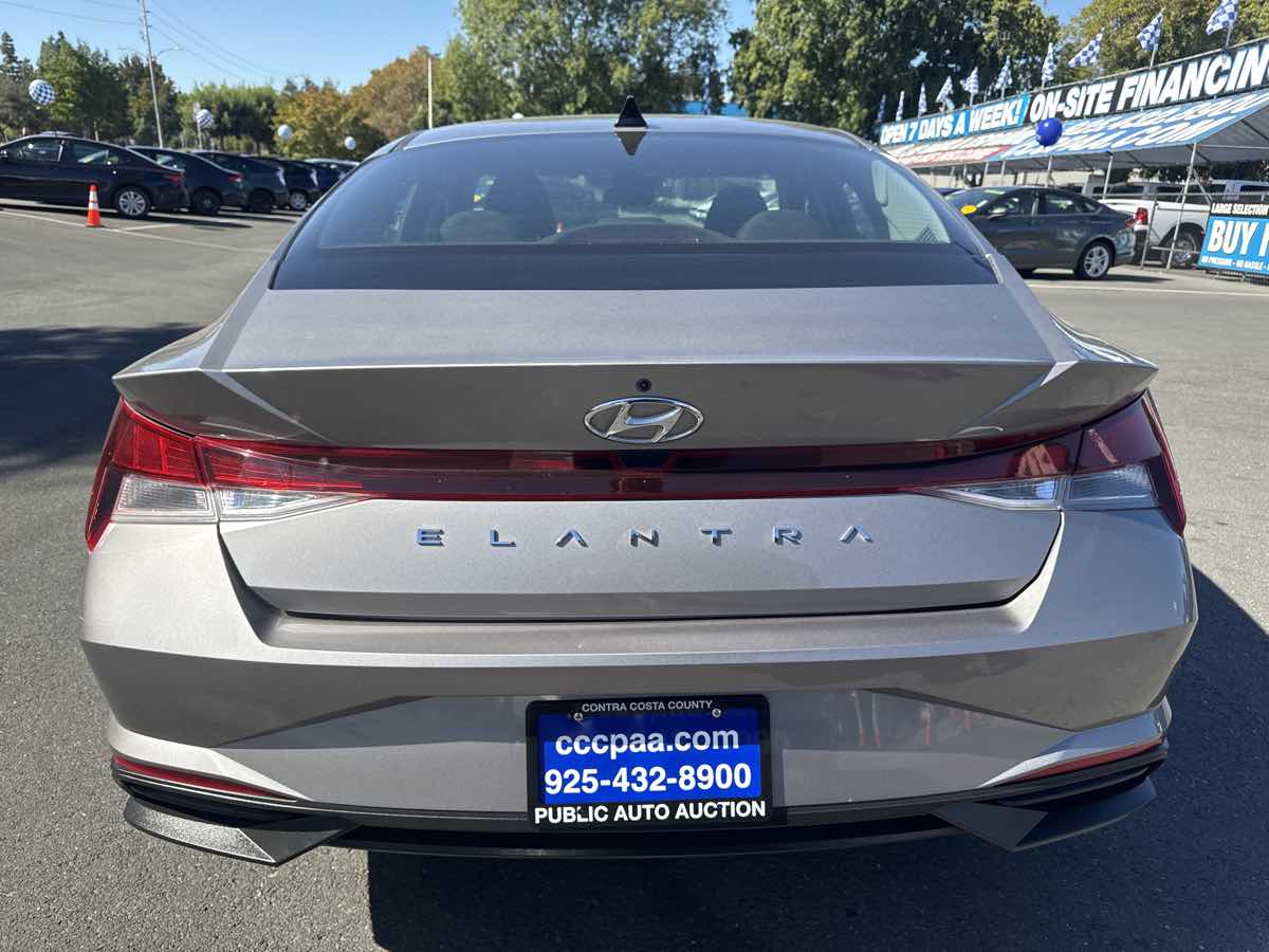 Photo 17 of this Hyundai Elantra