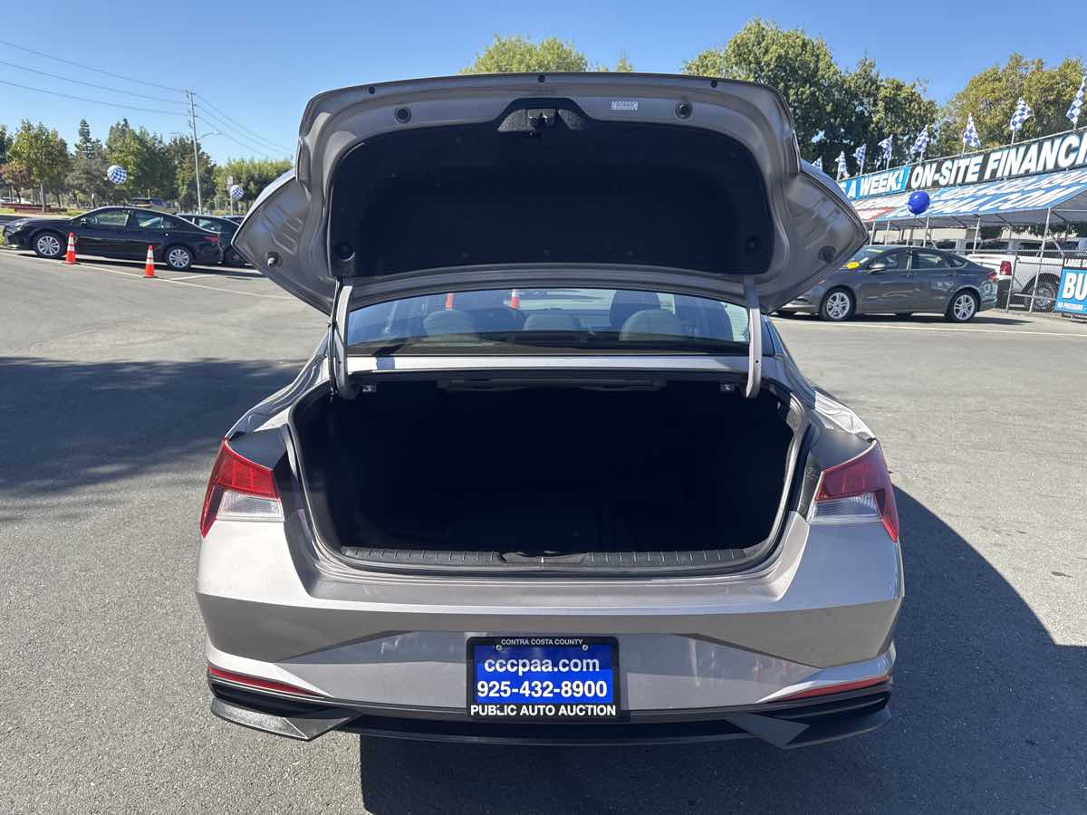 Photo 18 of this Hyundai Elantra