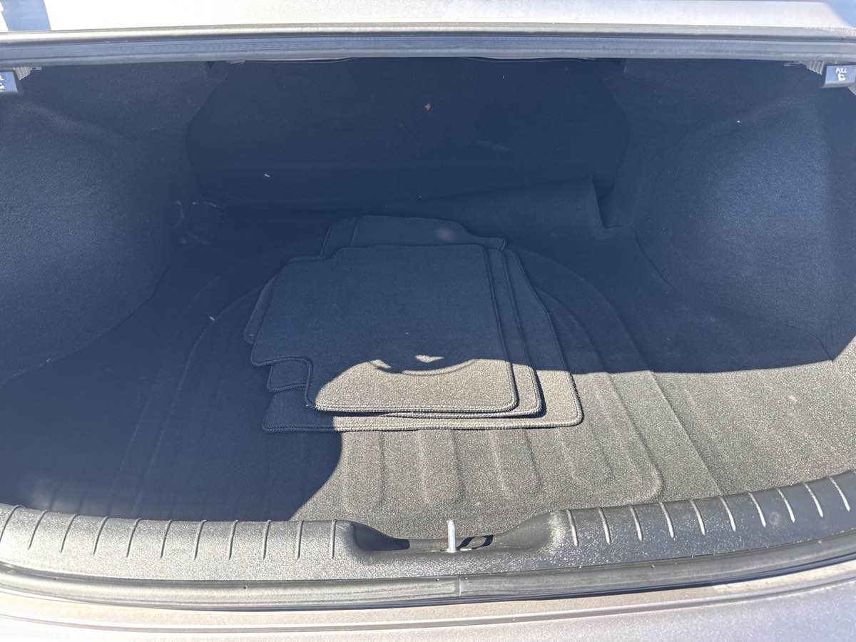 Photo 19 of this Hyundai Elantra