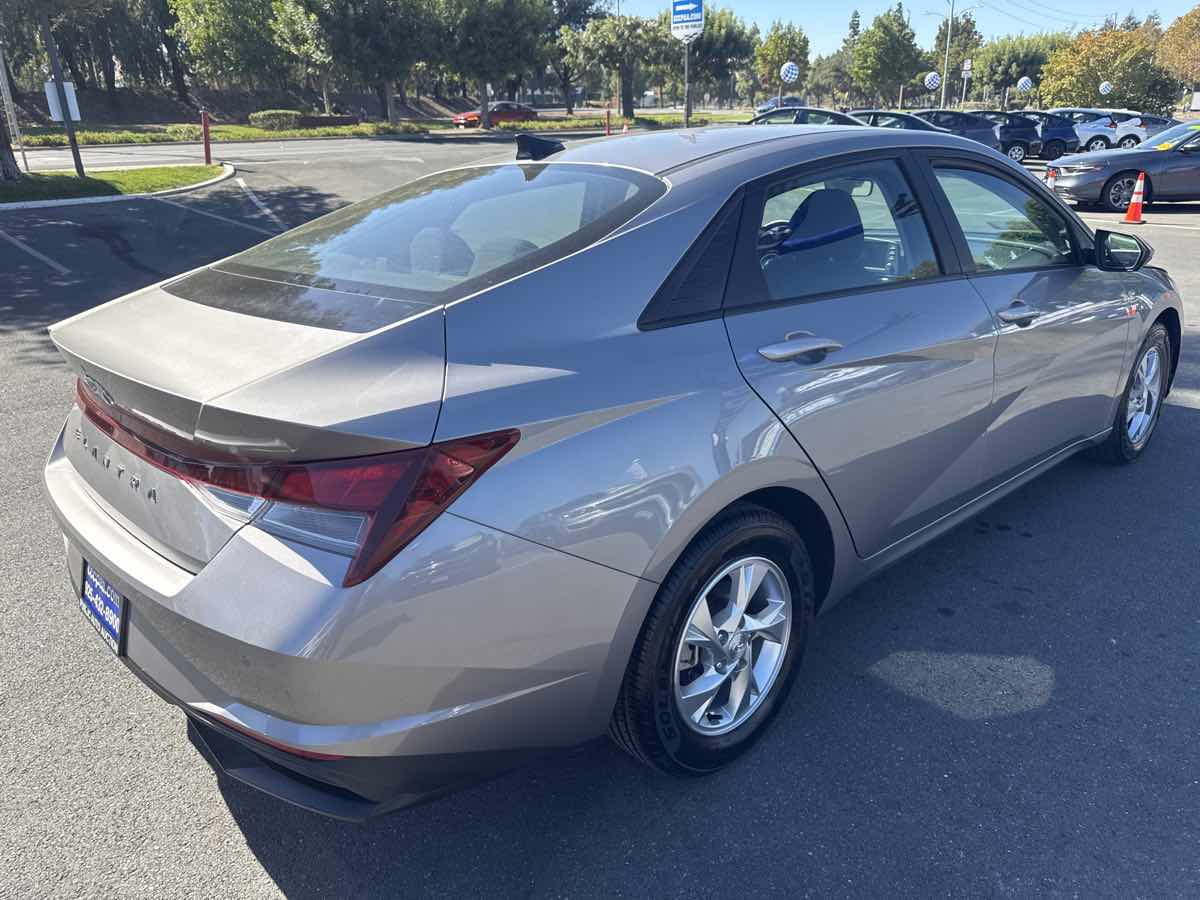 Photo 21 of this Hyundai Elantra