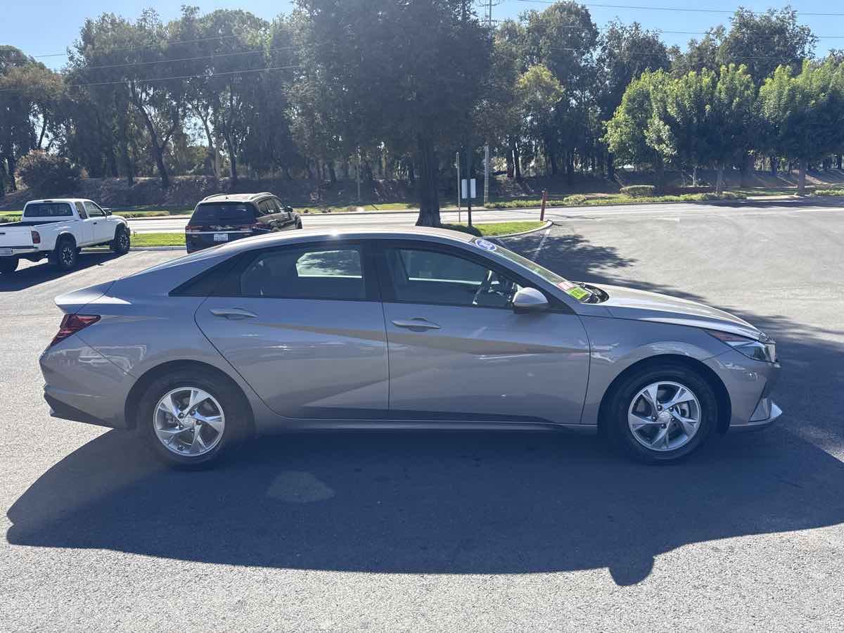 Photo 25 of this Hyundai Elantra