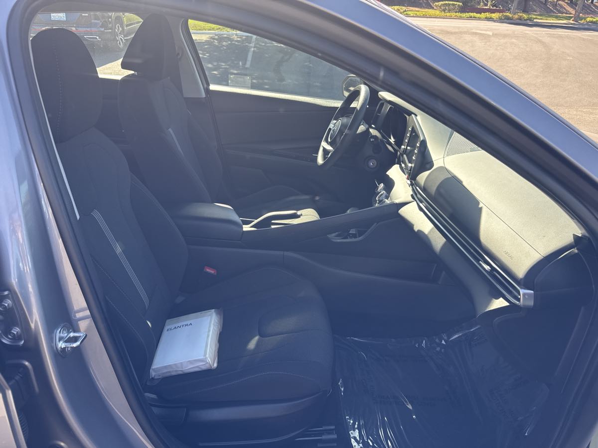 Photo 24 of this Hyundai Elantra