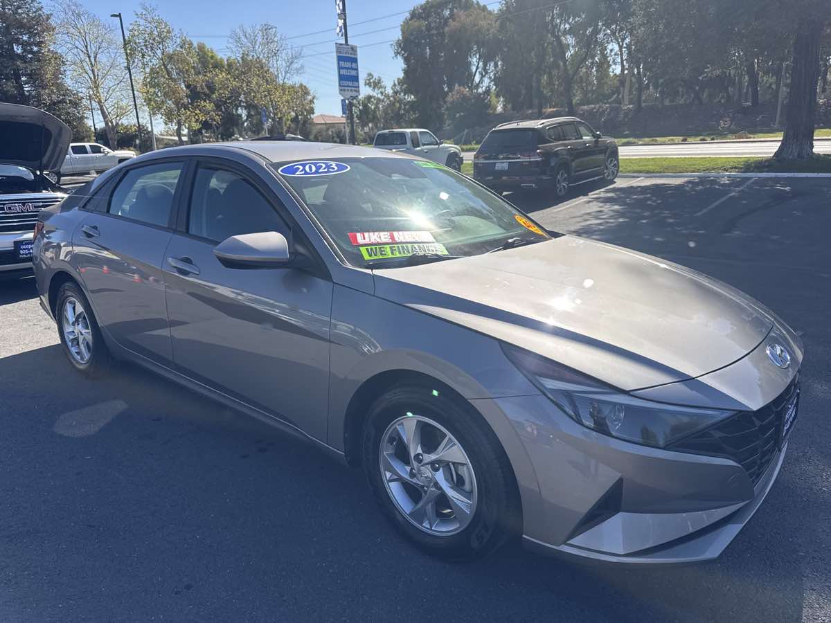 Photo 26 of this Hyundai Elantra