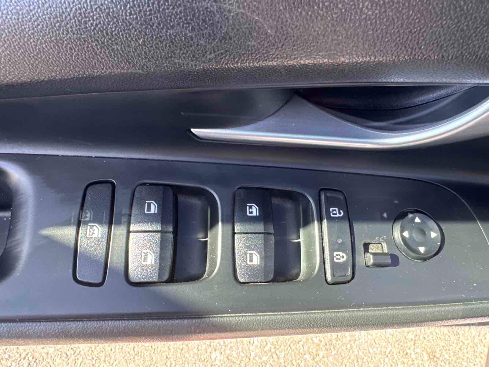 Photo 12 of this Hyundai Elantra