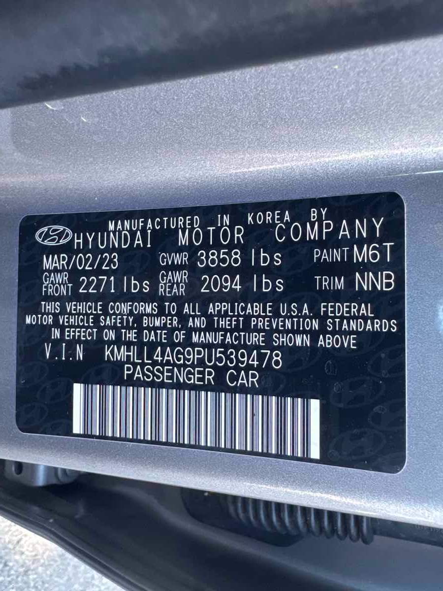 Photo 30 of this Hyundai Elantra