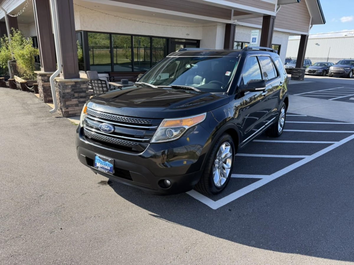 Photo 2 of this Ford Explorer