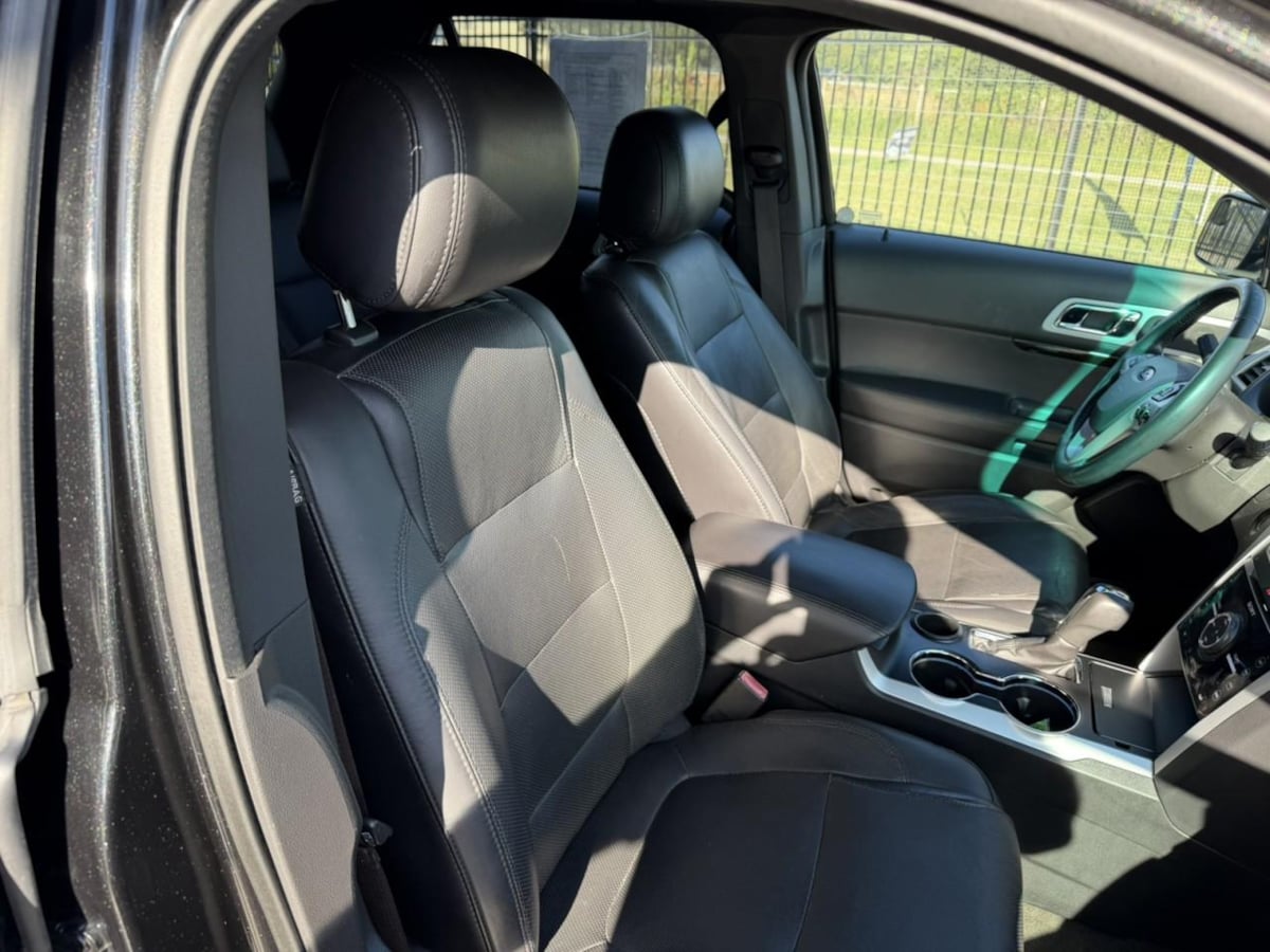 Photo 21 of this Ford Explorer