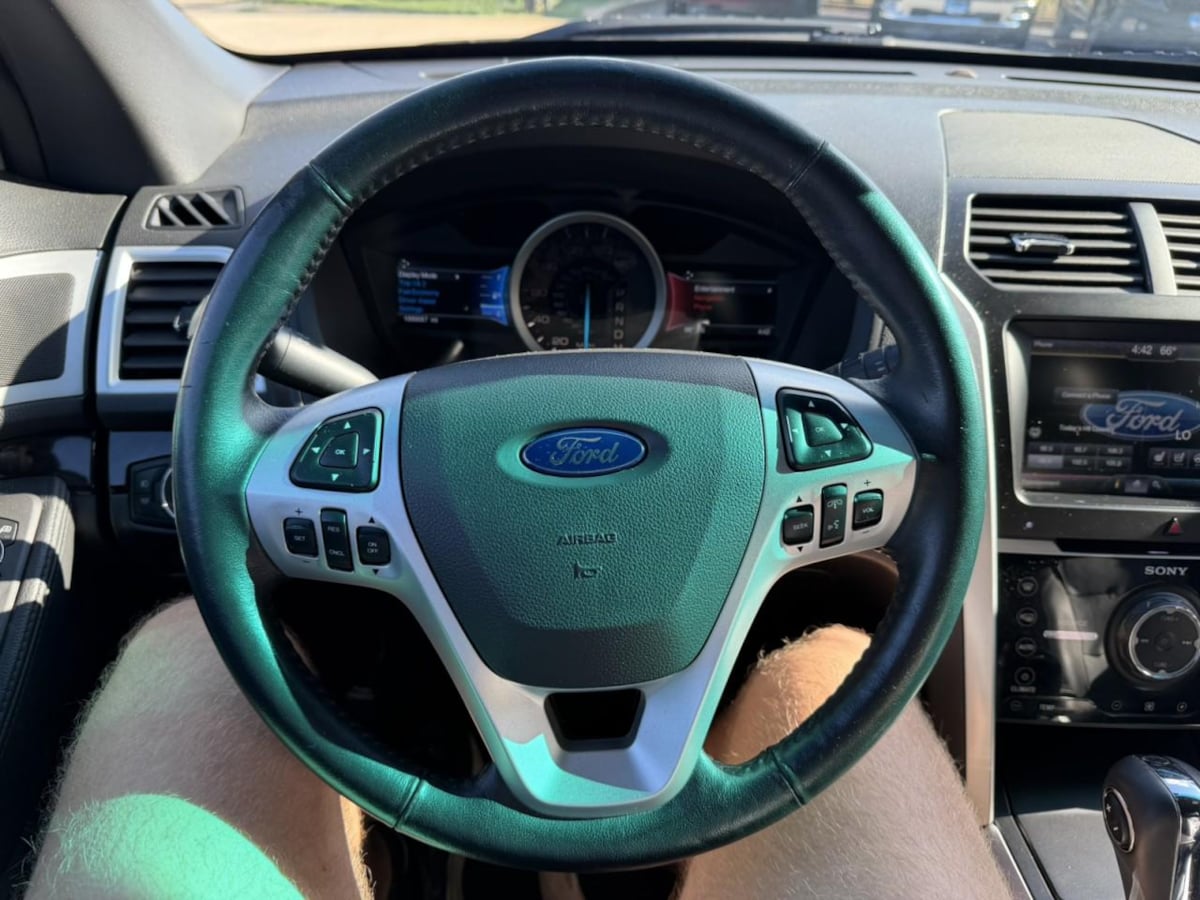 Photo 30 of this Ford Explorer