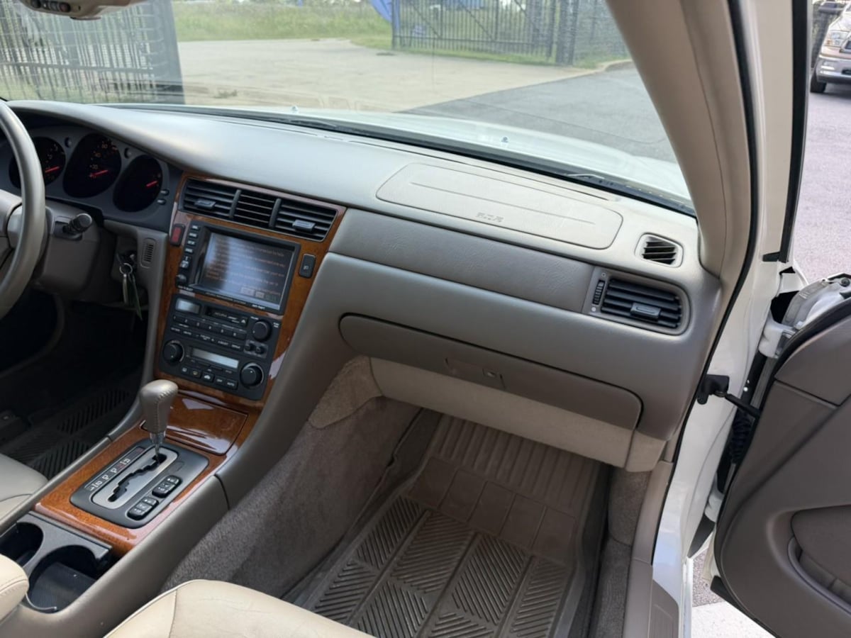 Photo 18 of this Acura RL