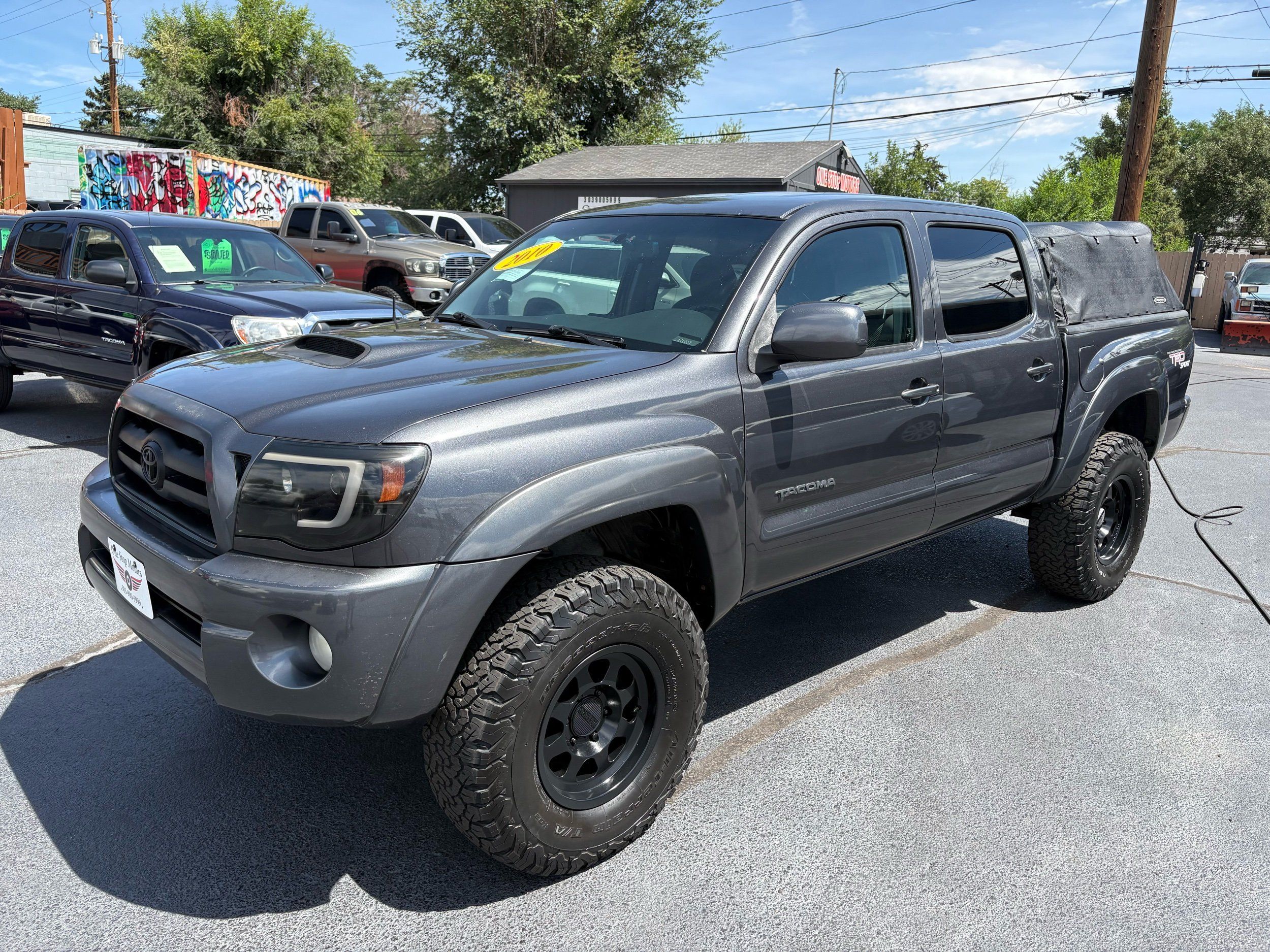 Toyota Tacoma photo 2
