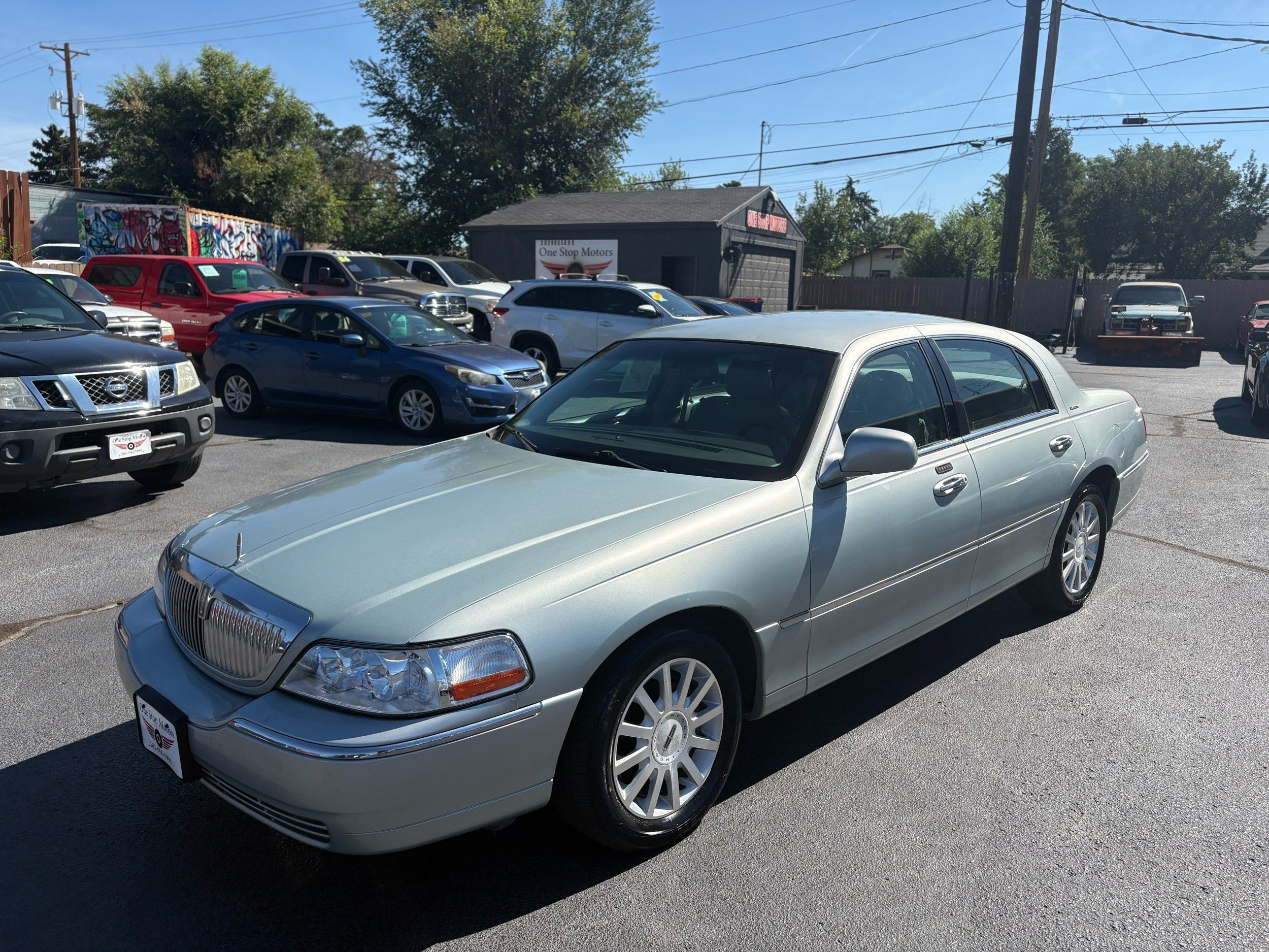 Lincoln Town Car photo 2