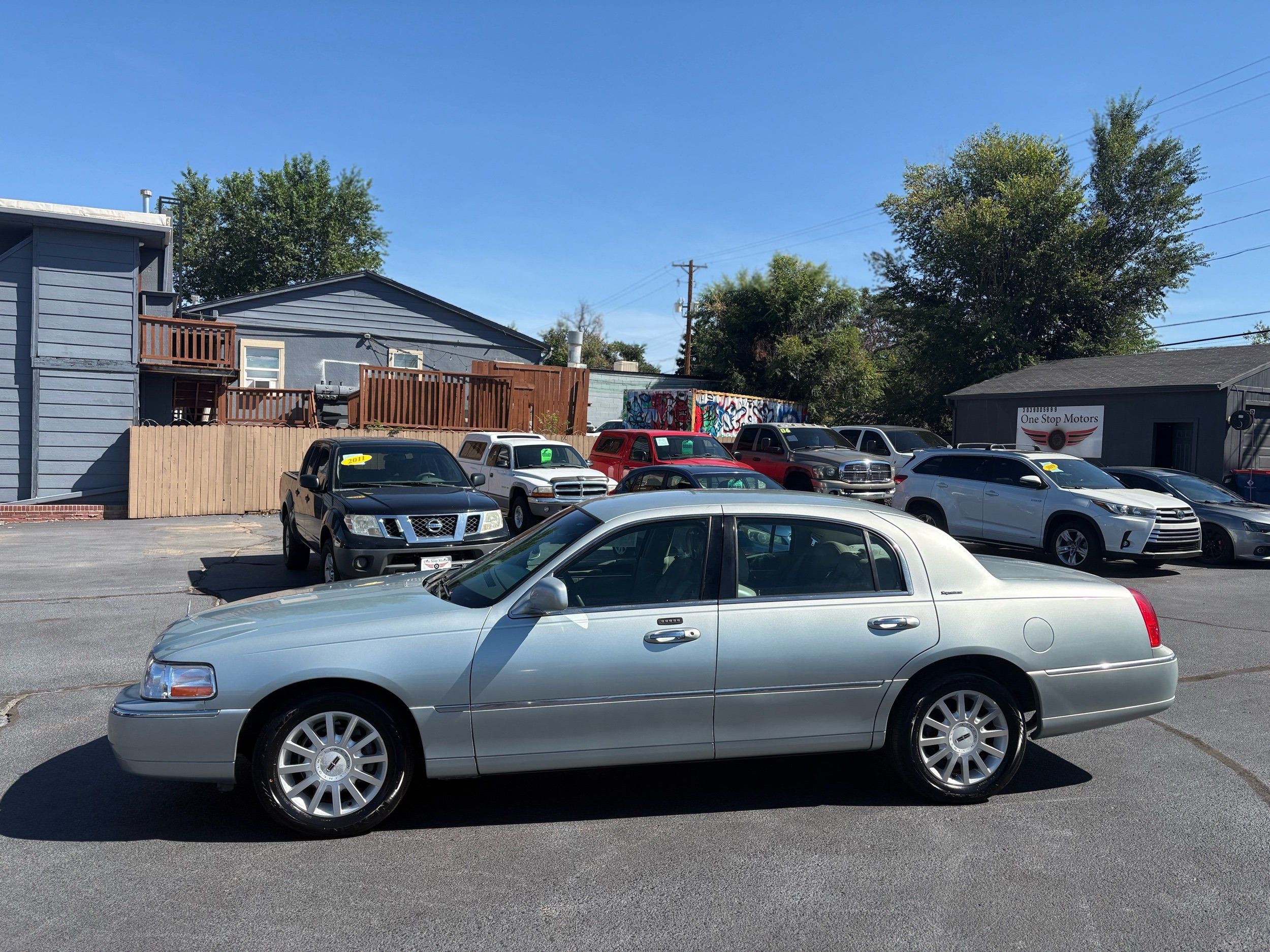 Lincoln Town Car photo 3