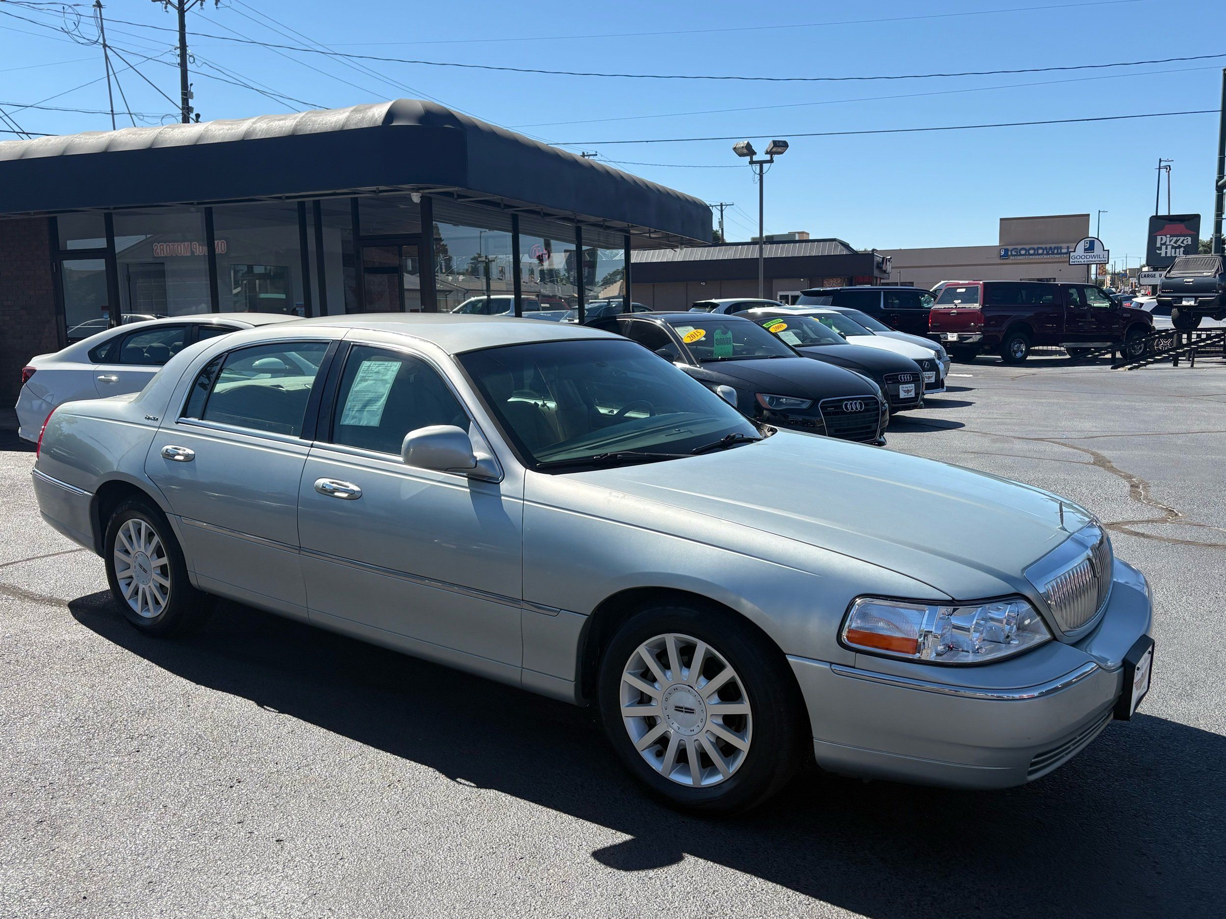 Lincoln Town Car photo 10
