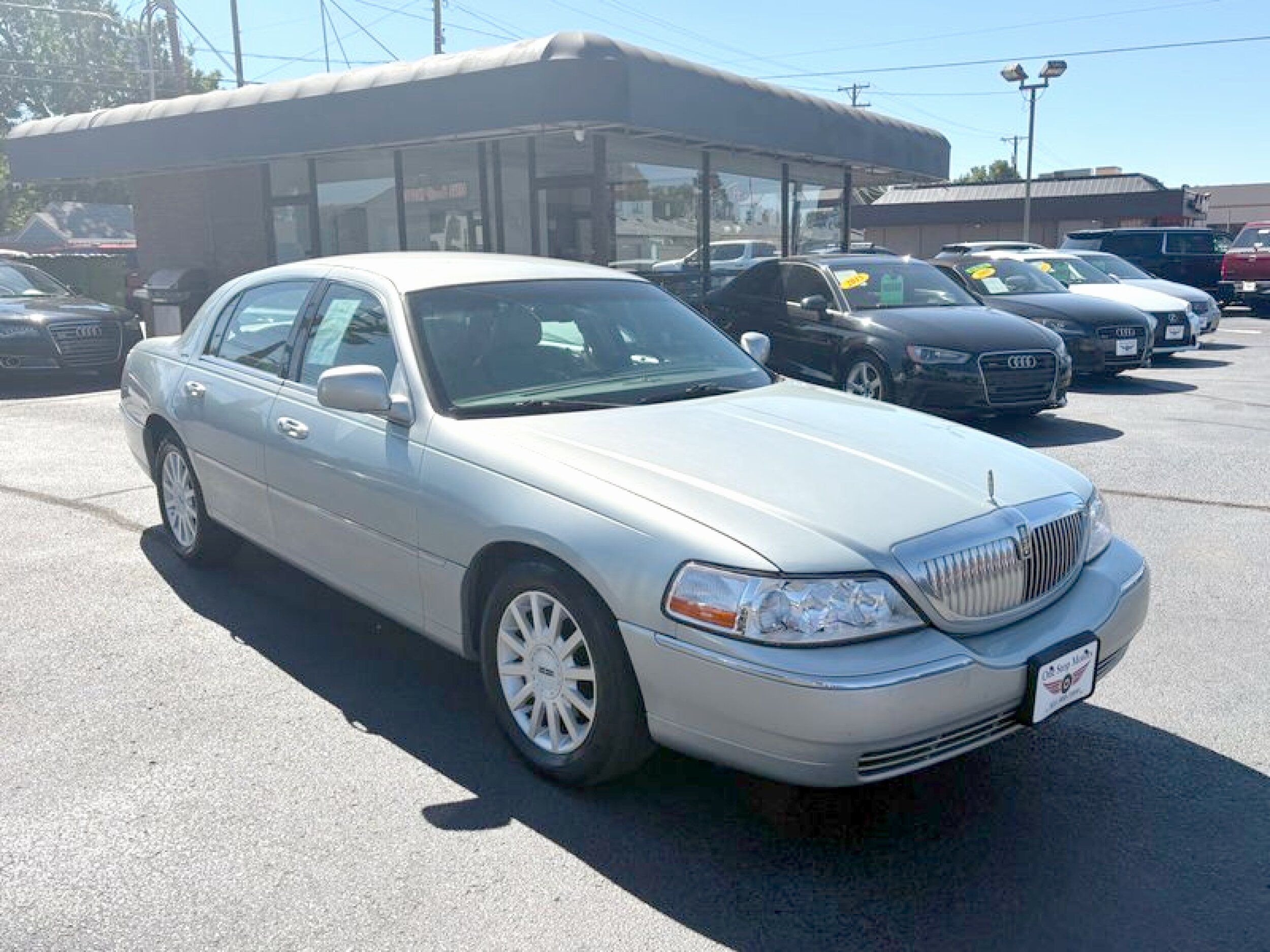 Lincoln Town Car photo 11