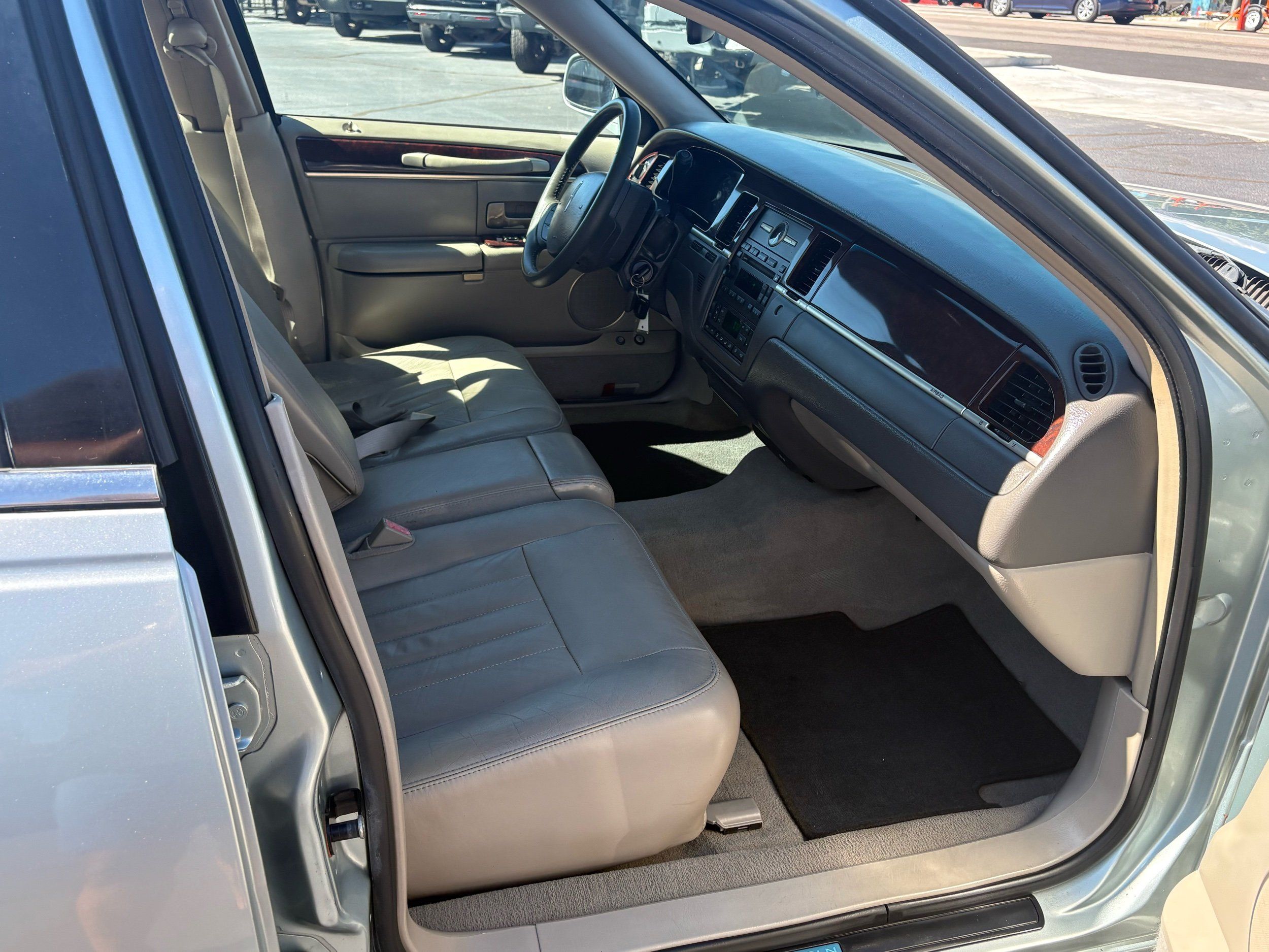 Lincoln Town Car photo 13