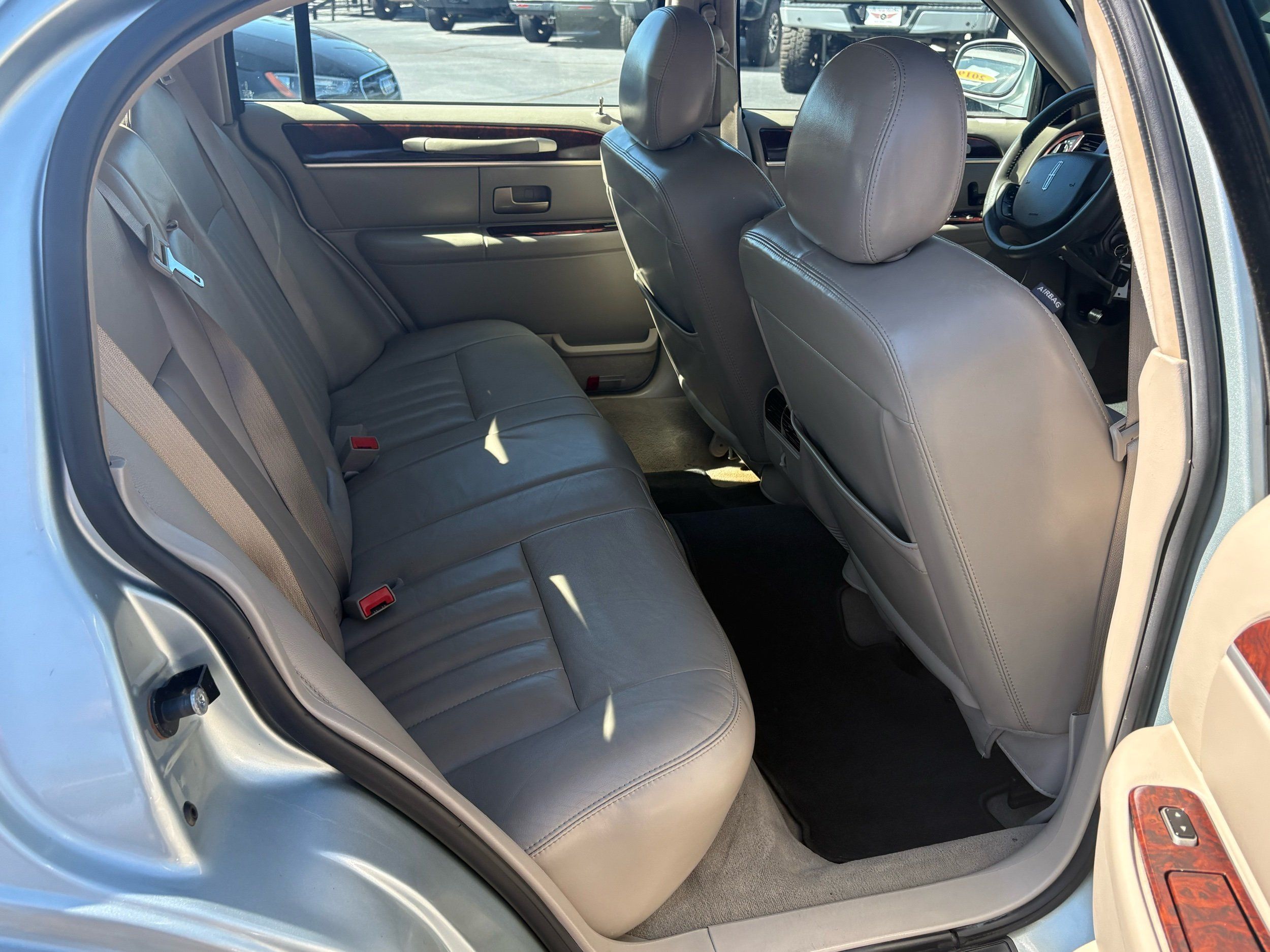 Lincoln Town Car photo 14