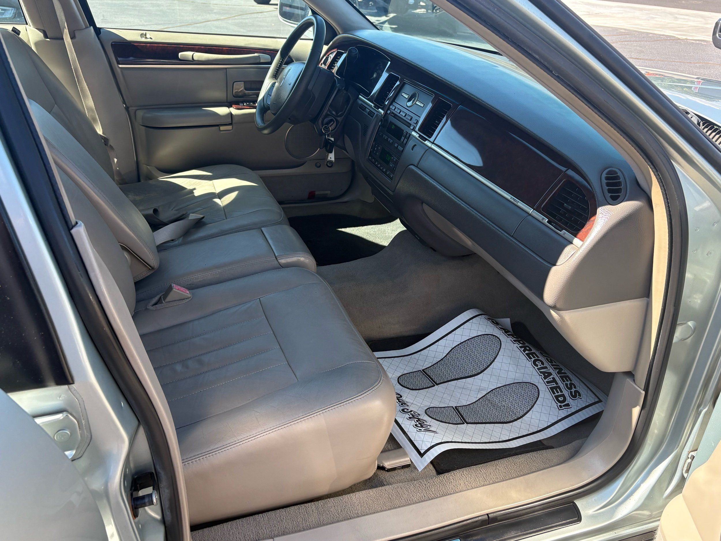 Lincoln Town Car photo 15