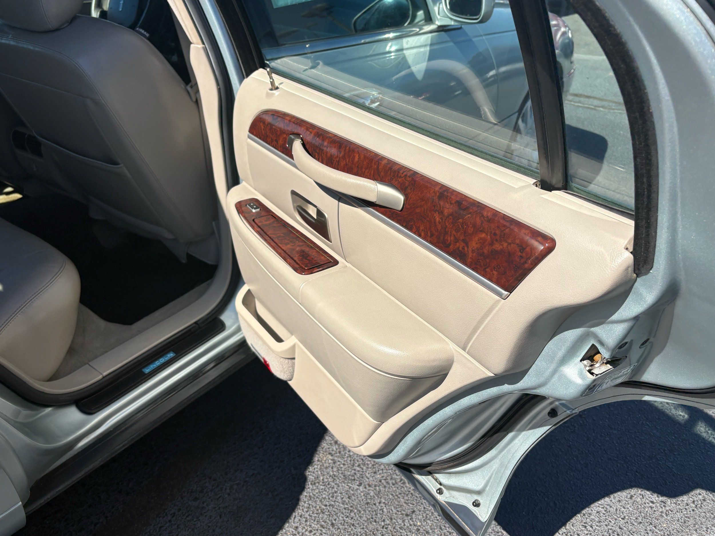 Lincoln Town Car photo 17