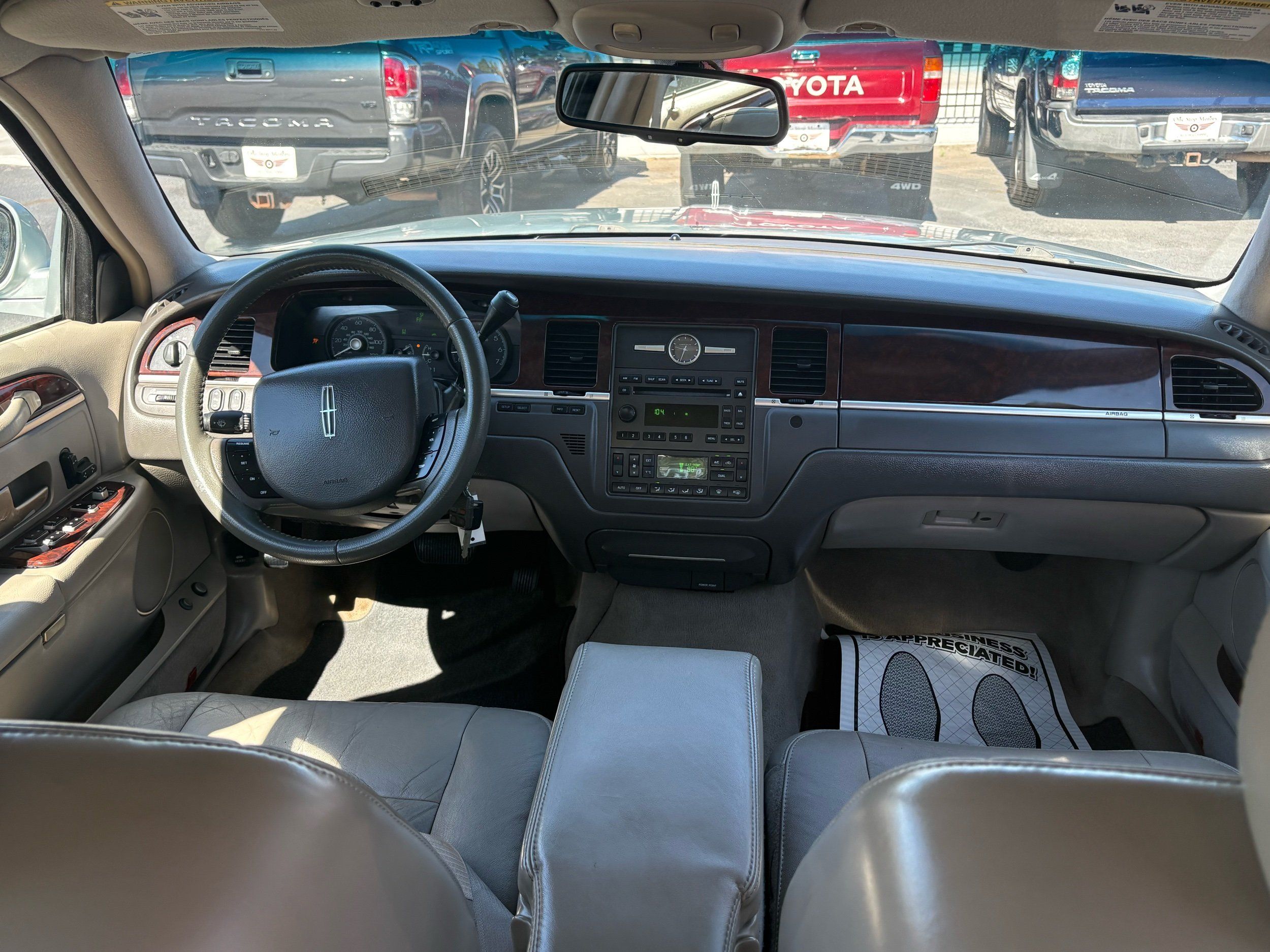 Lincoln Town Car photo 18