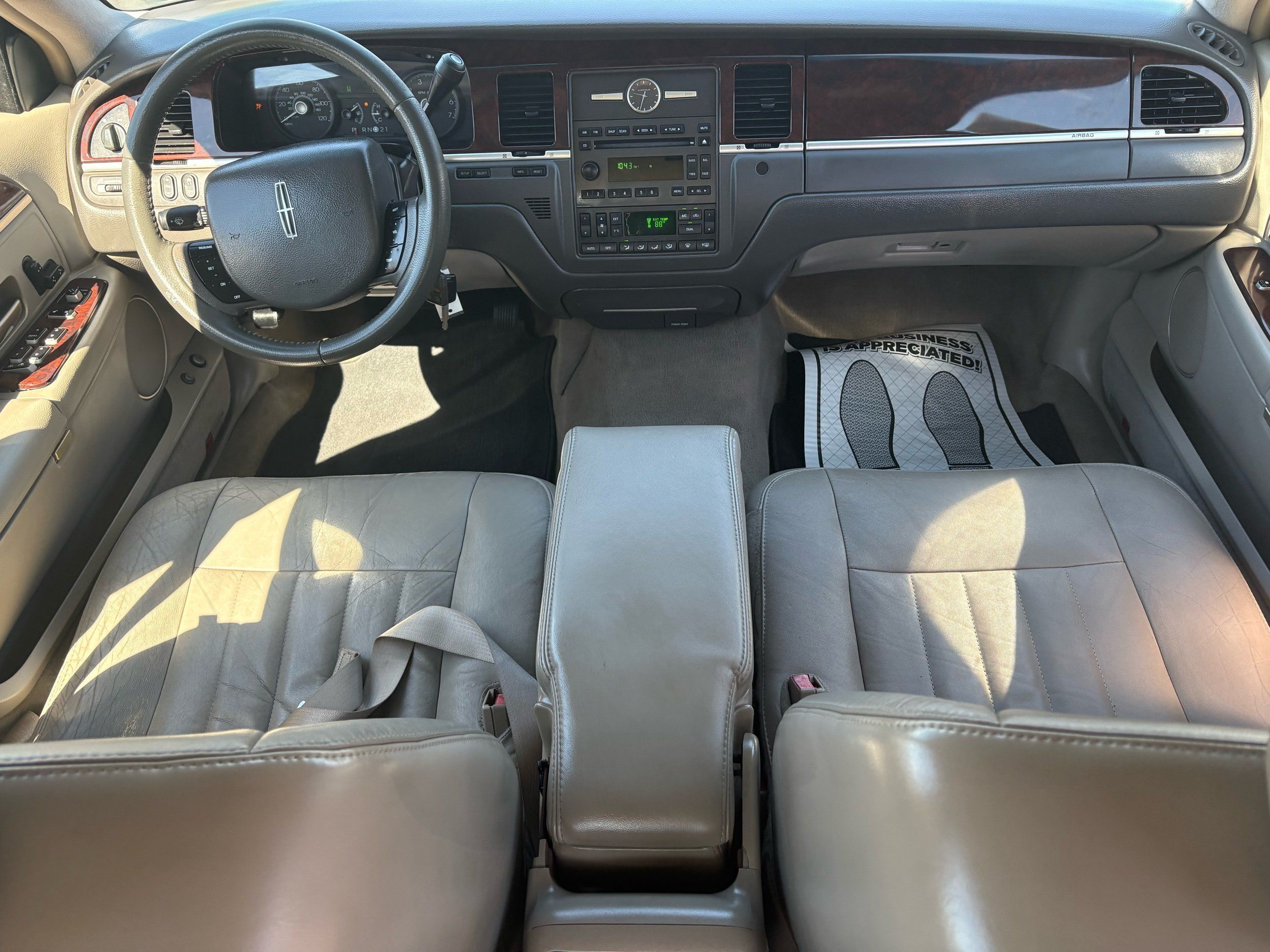 Lincoln Town Car photo 19