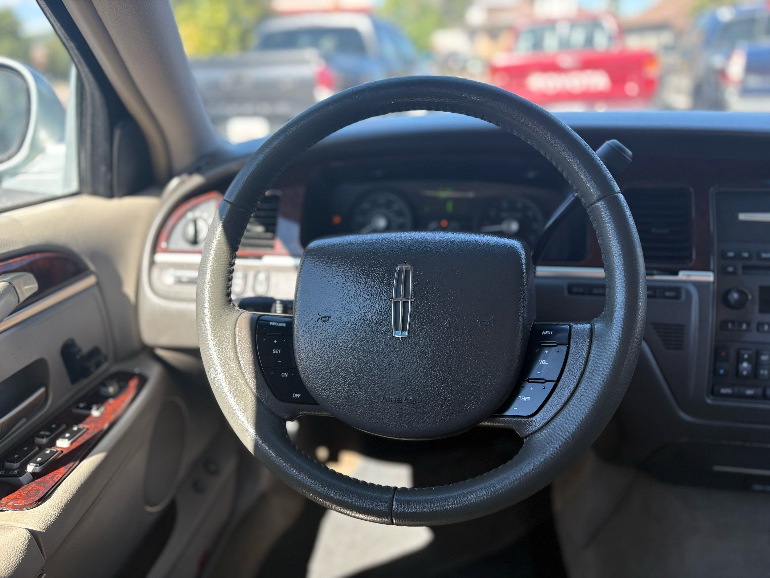 Lincoln Town Car photo 20