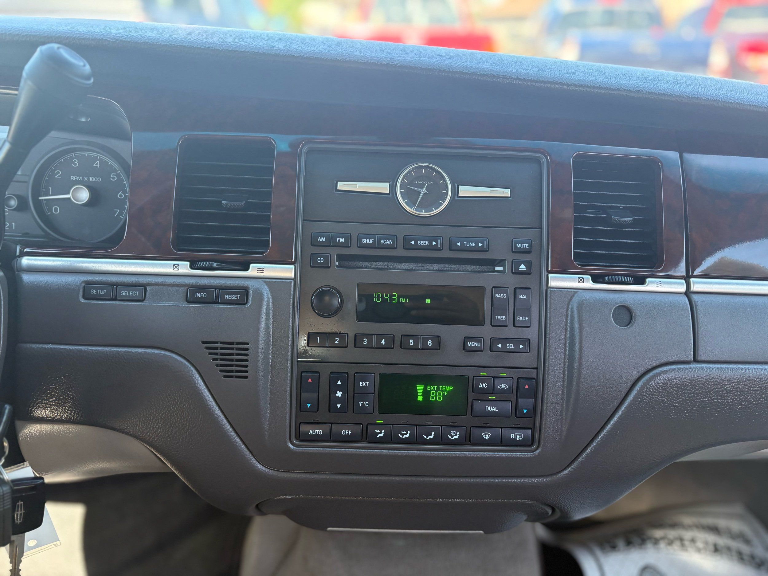 Lincoln Town Car photo 21
