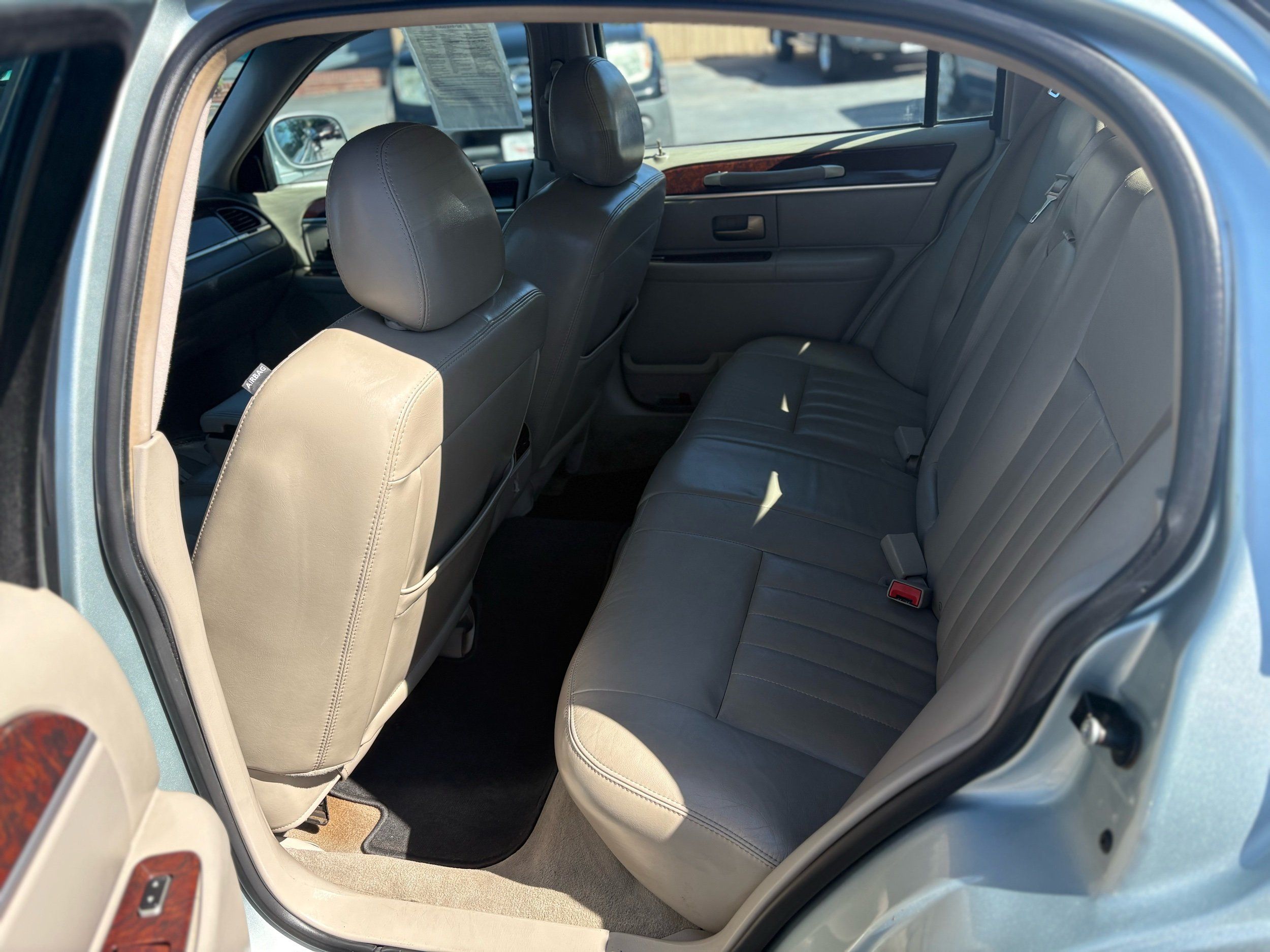 Lincoln Town Car photo 24