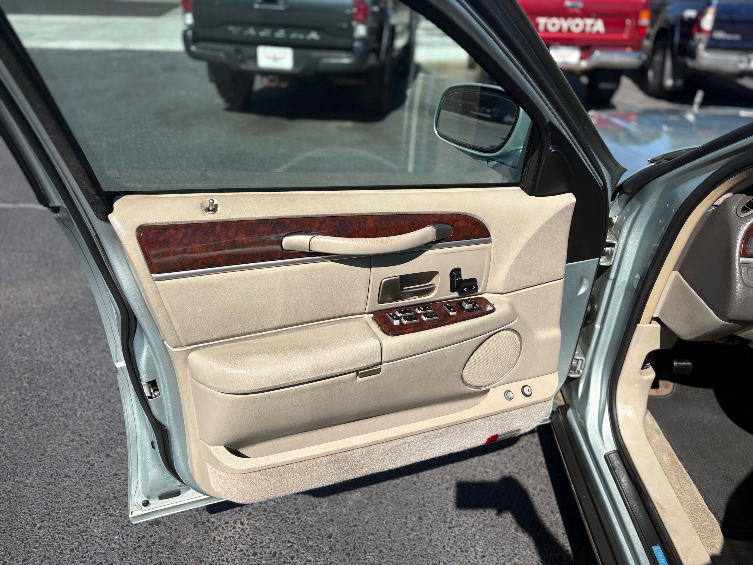 Lincoln Town Car photo 26