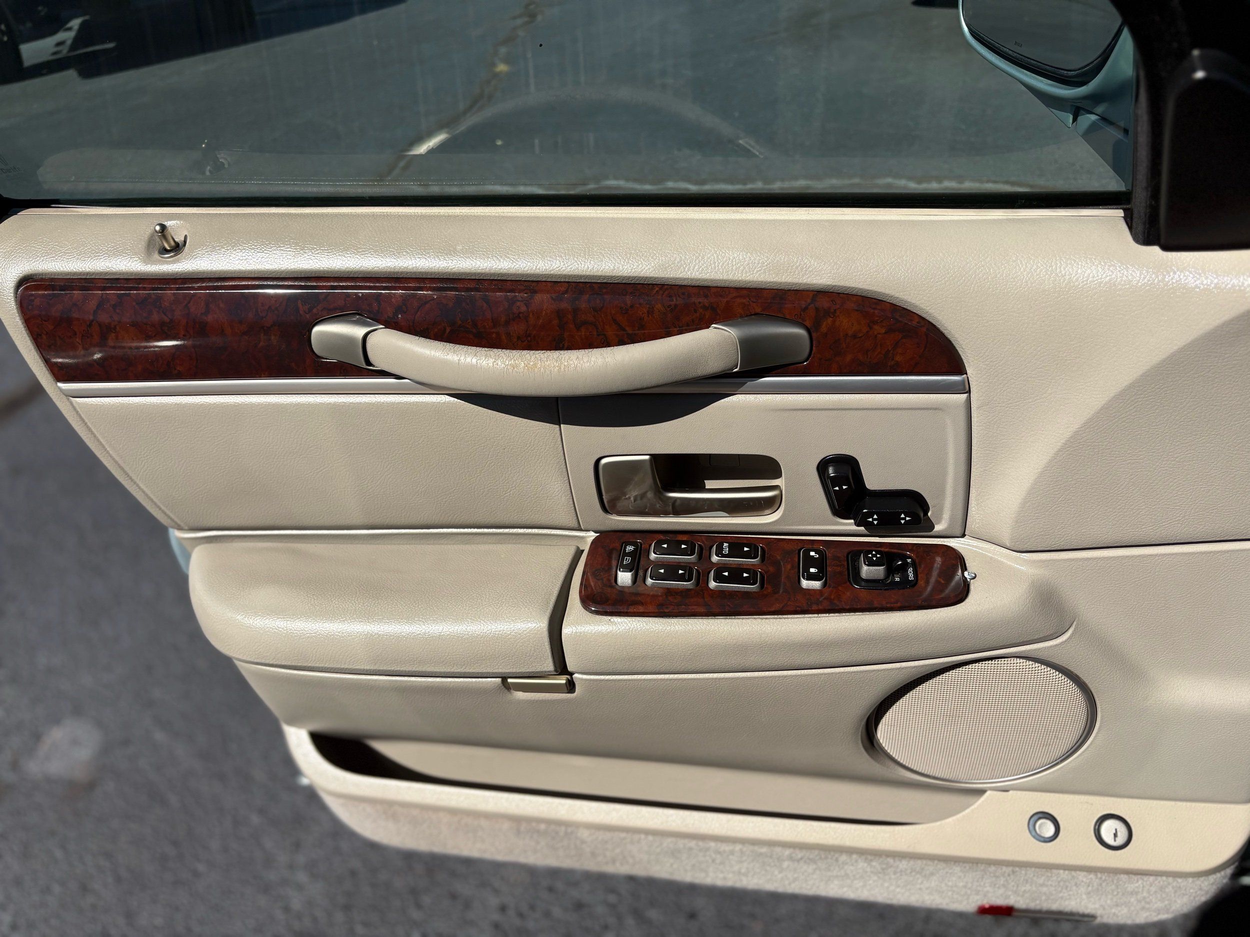 Lincoln Town Car photo 27