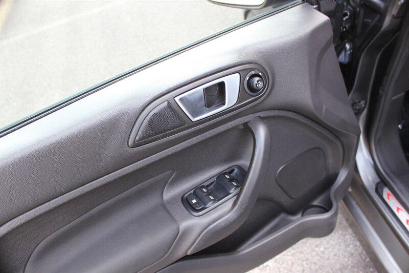 Ford Fiesta photo 11