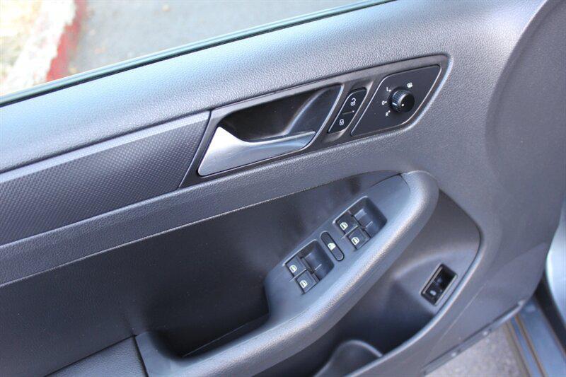 Volkswagen Jetta photo 11