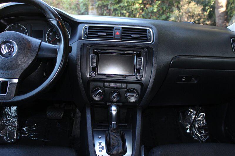 Volkswagen Jetta photo 14
