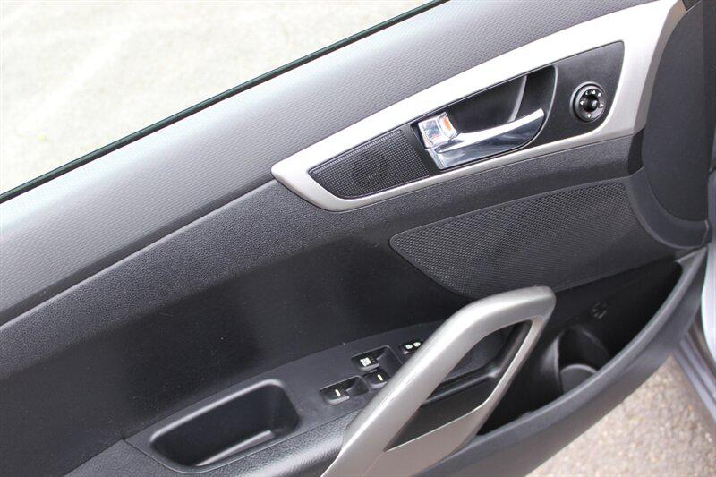 Hyundai Veloster photo 11