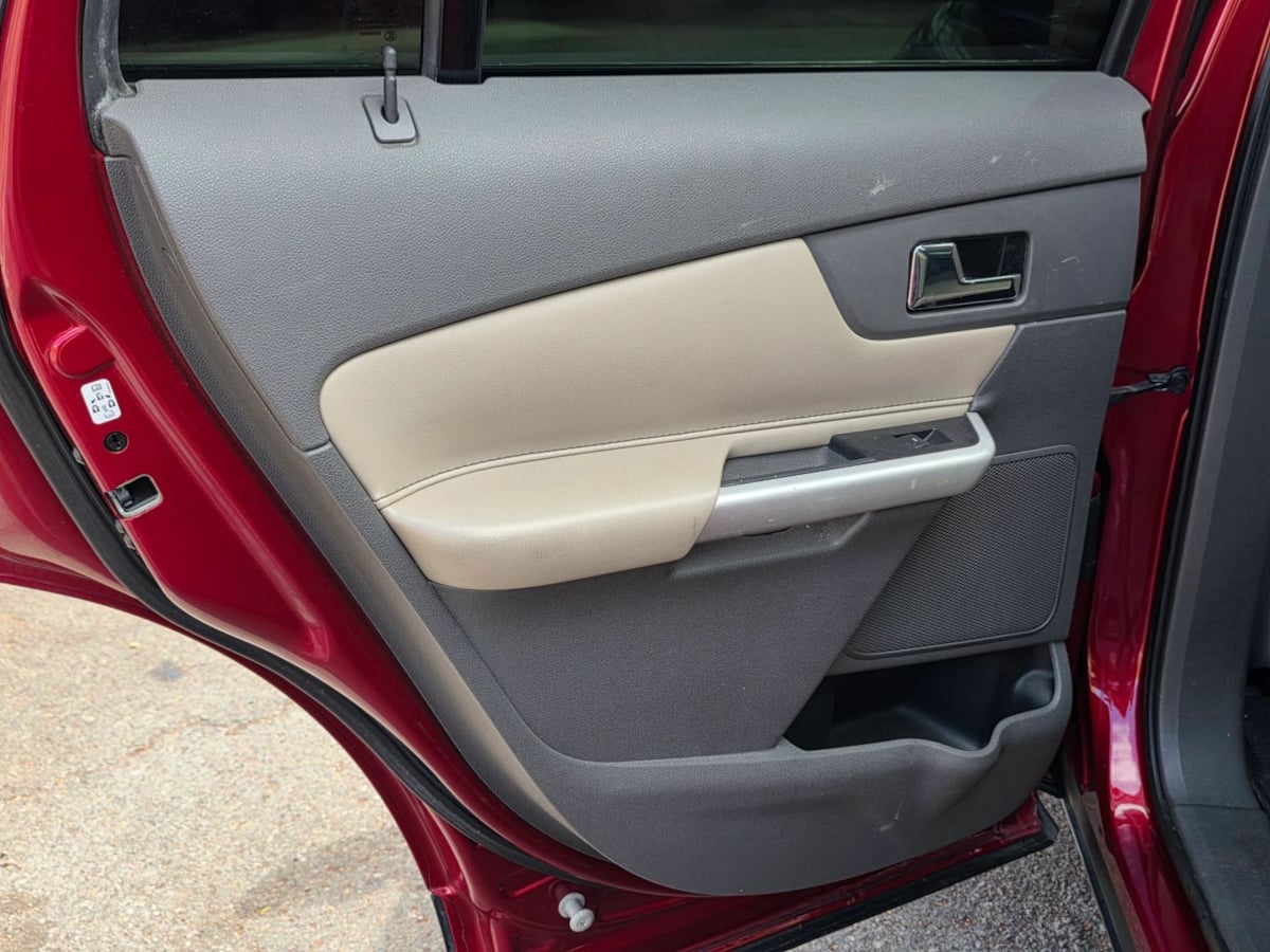 Photo 22 of this Ford Edge