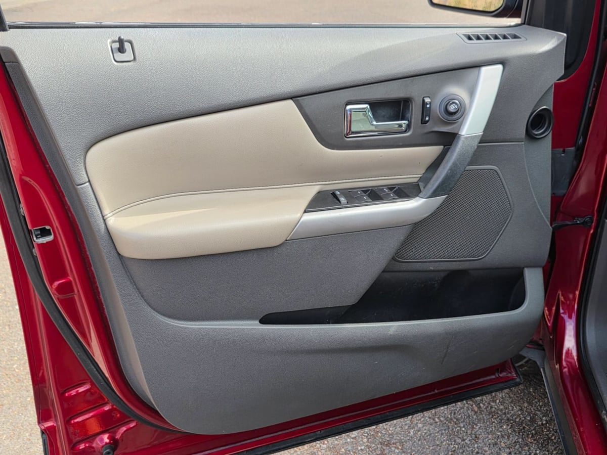 Photo 23 of this Ford Edge