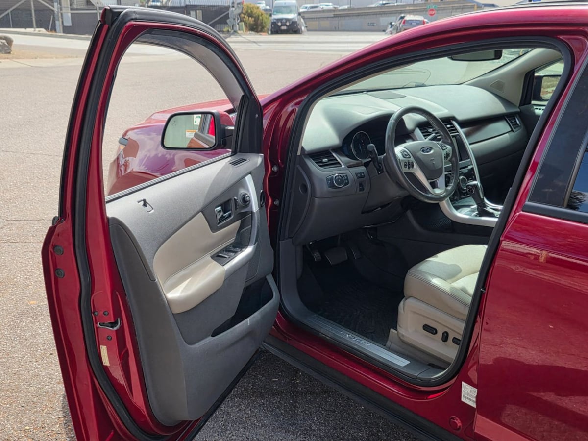 Photo 43 of this Ford Edge