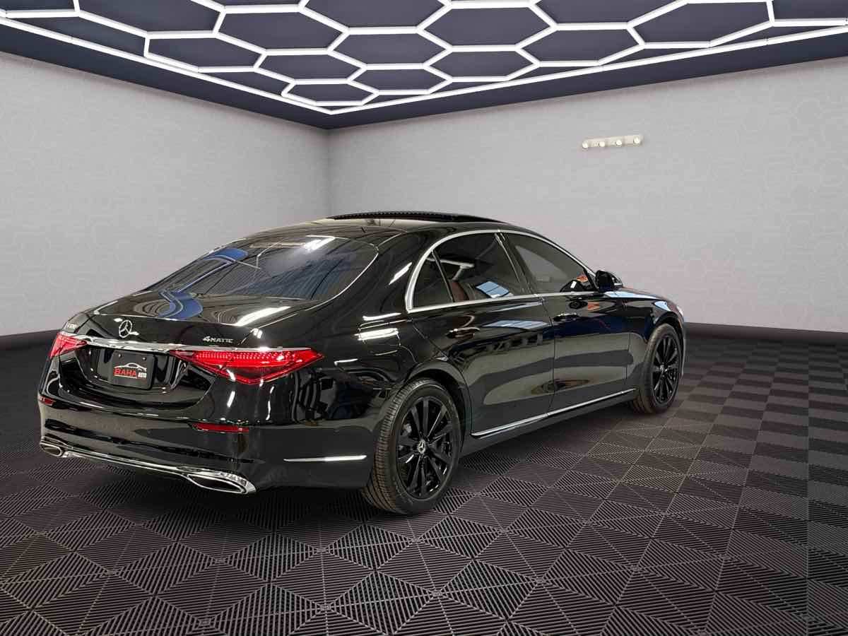 Photo 5 of this Mercedes-Benz S 500