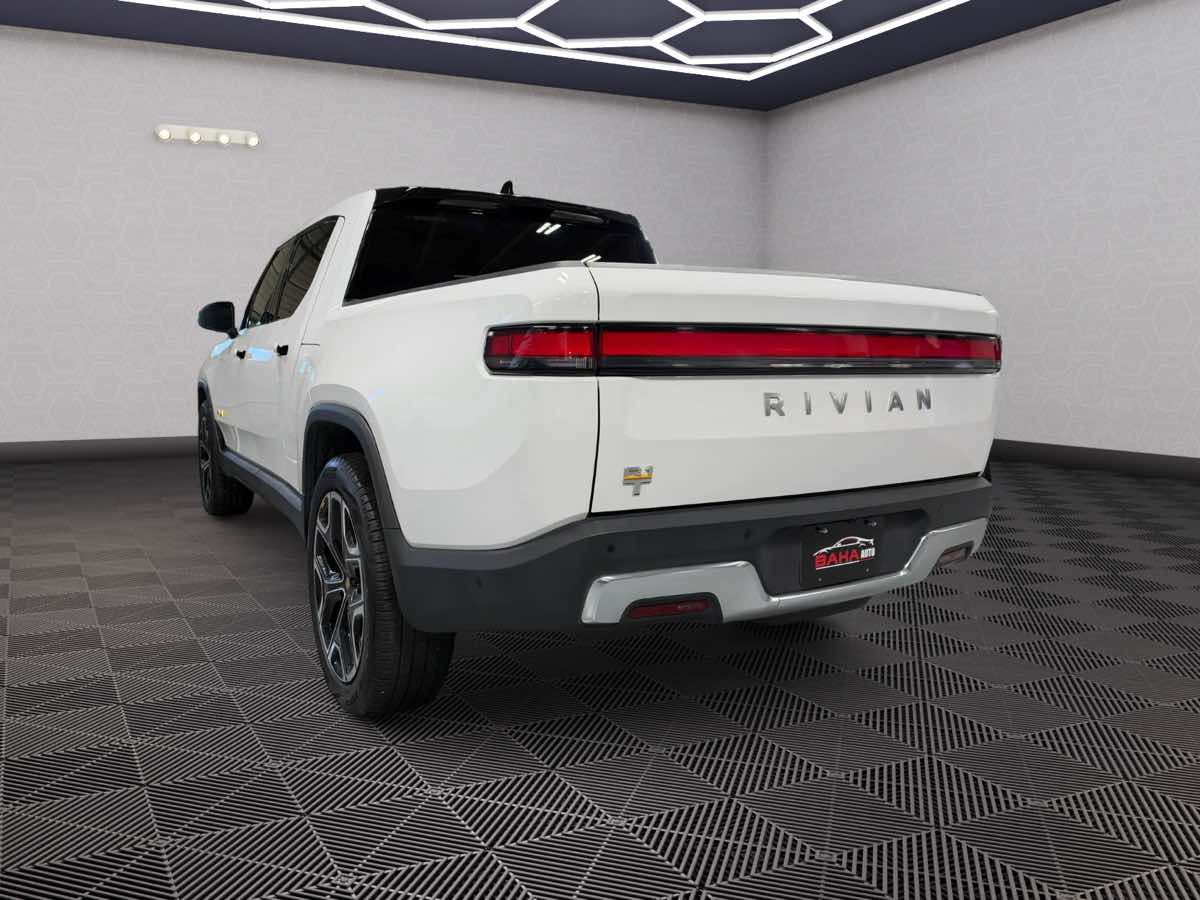 Photo 4 of this Rivian R1T